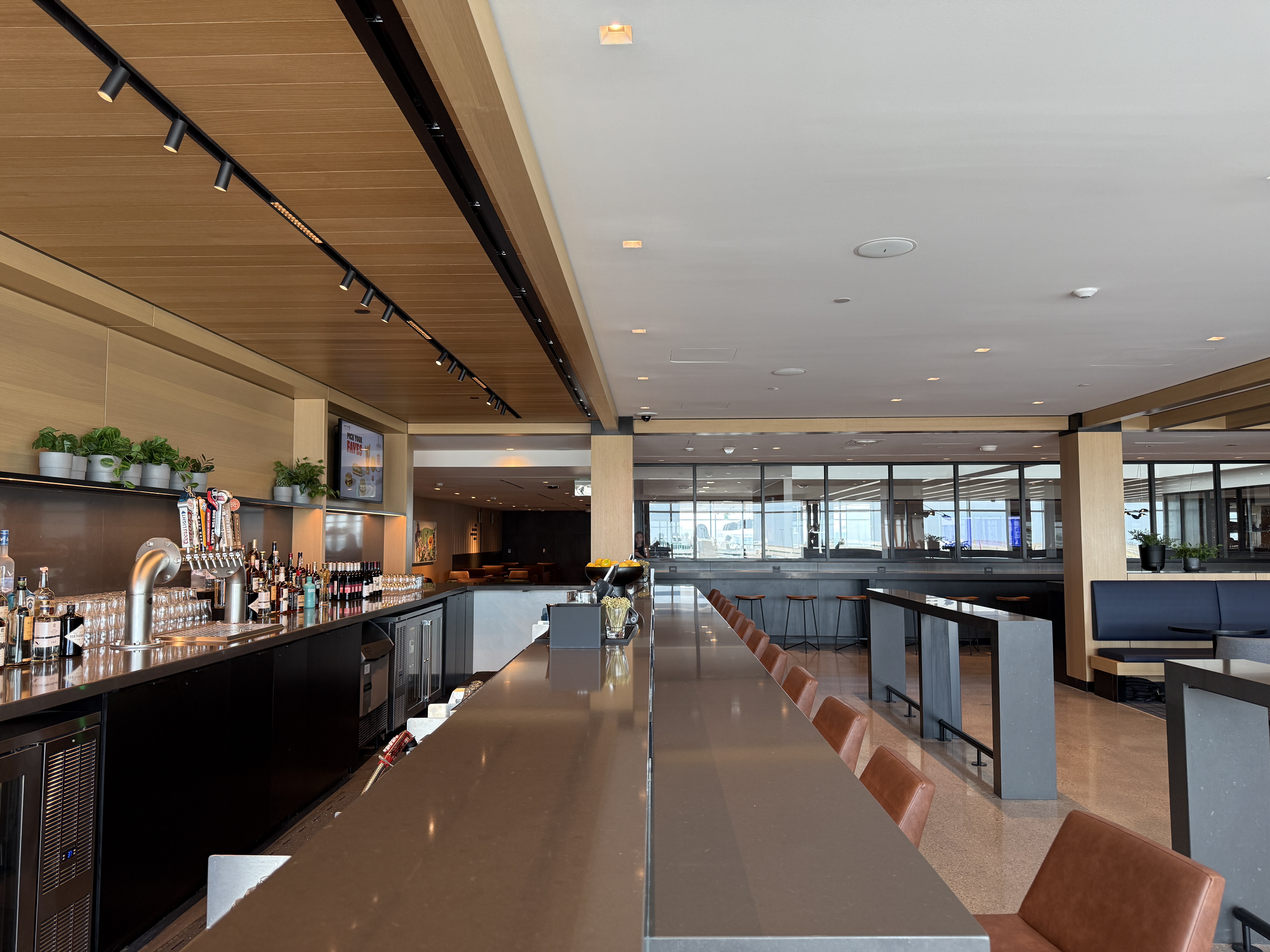 United Club Denver B West Level 4 Bar United Club Denver B West Level 4 Bar