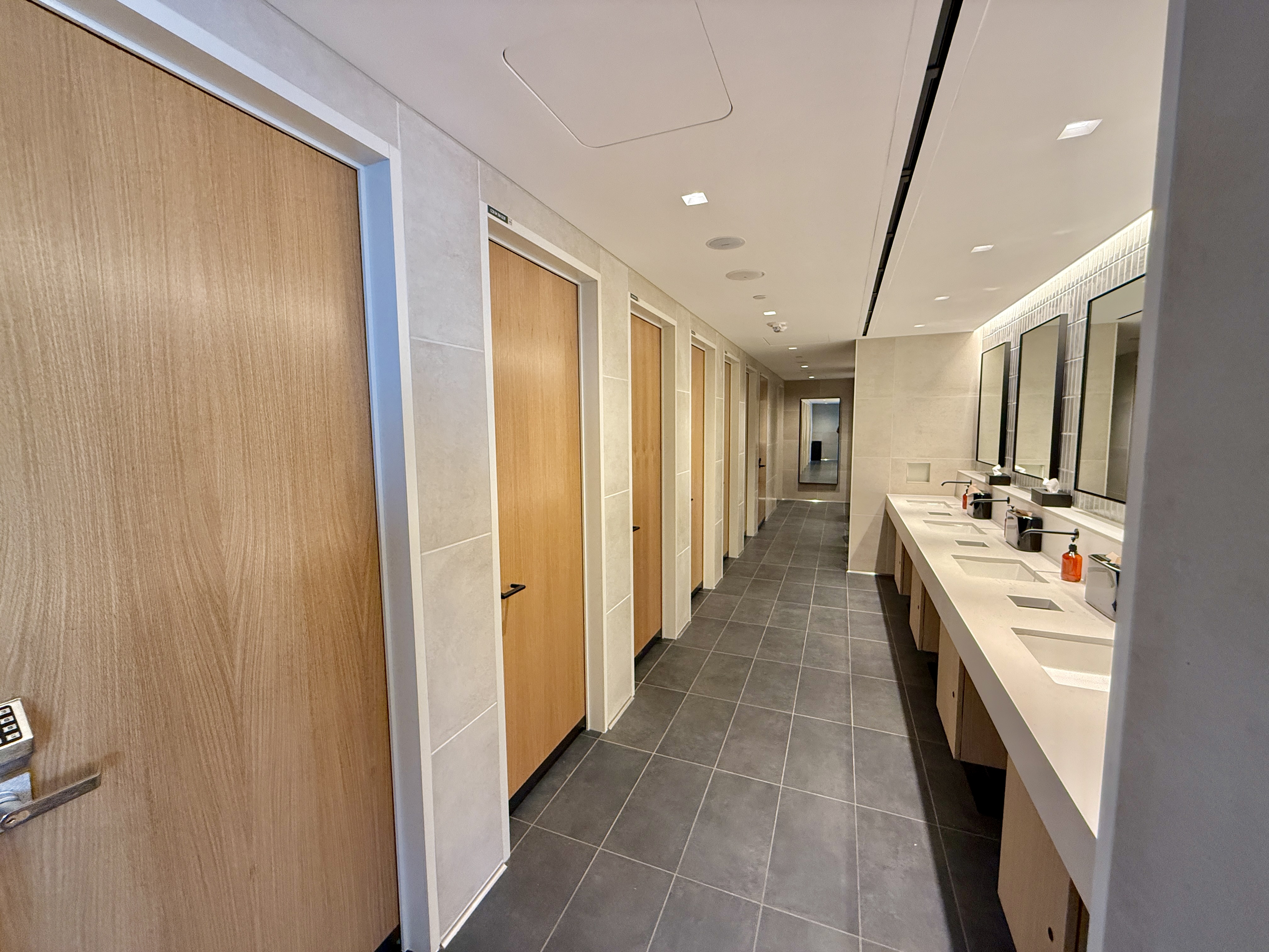 United Club Denver B West Restroom United Club Denver B West Restroom