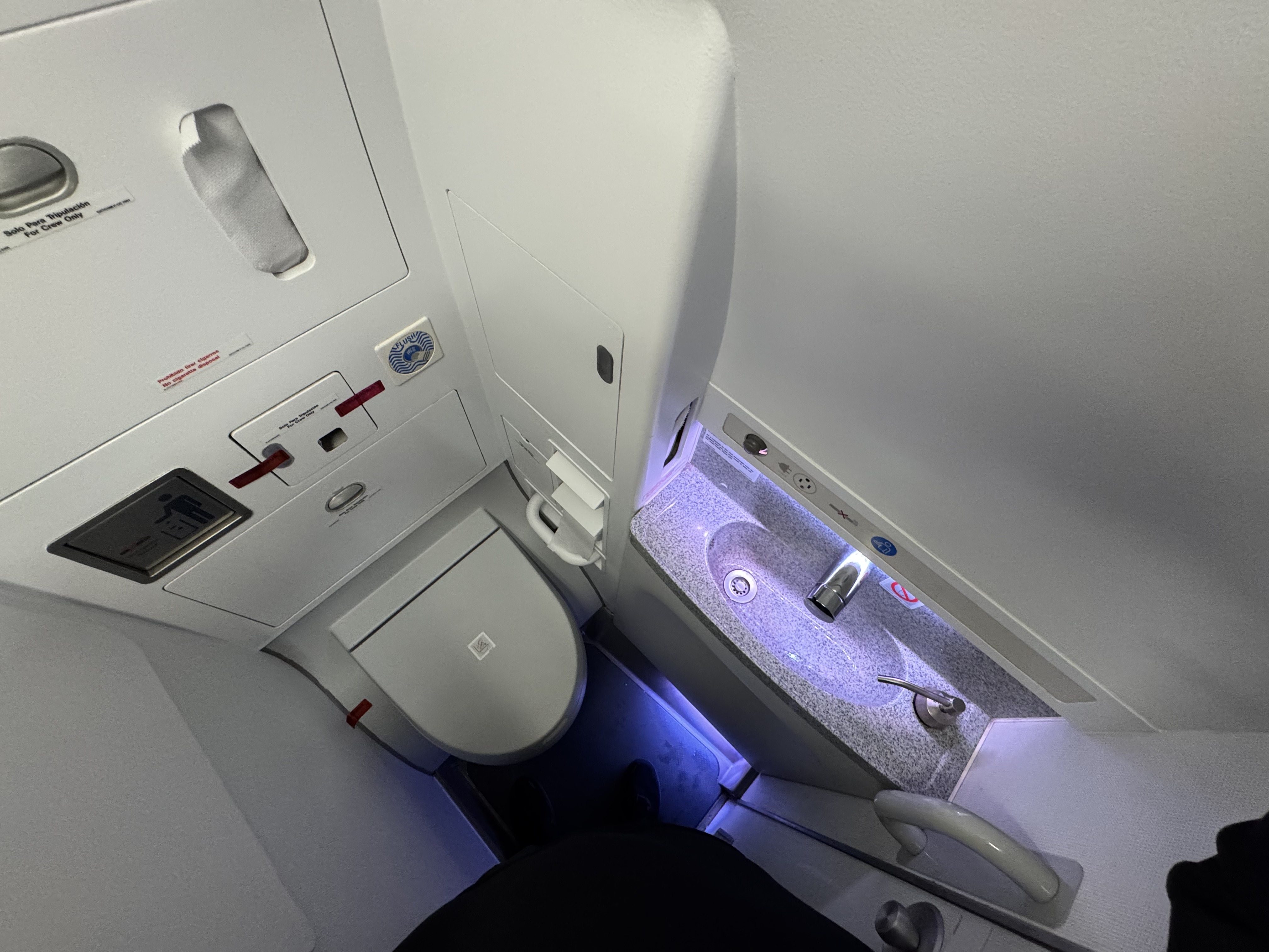 Viva Aerobus A320 Lavatory