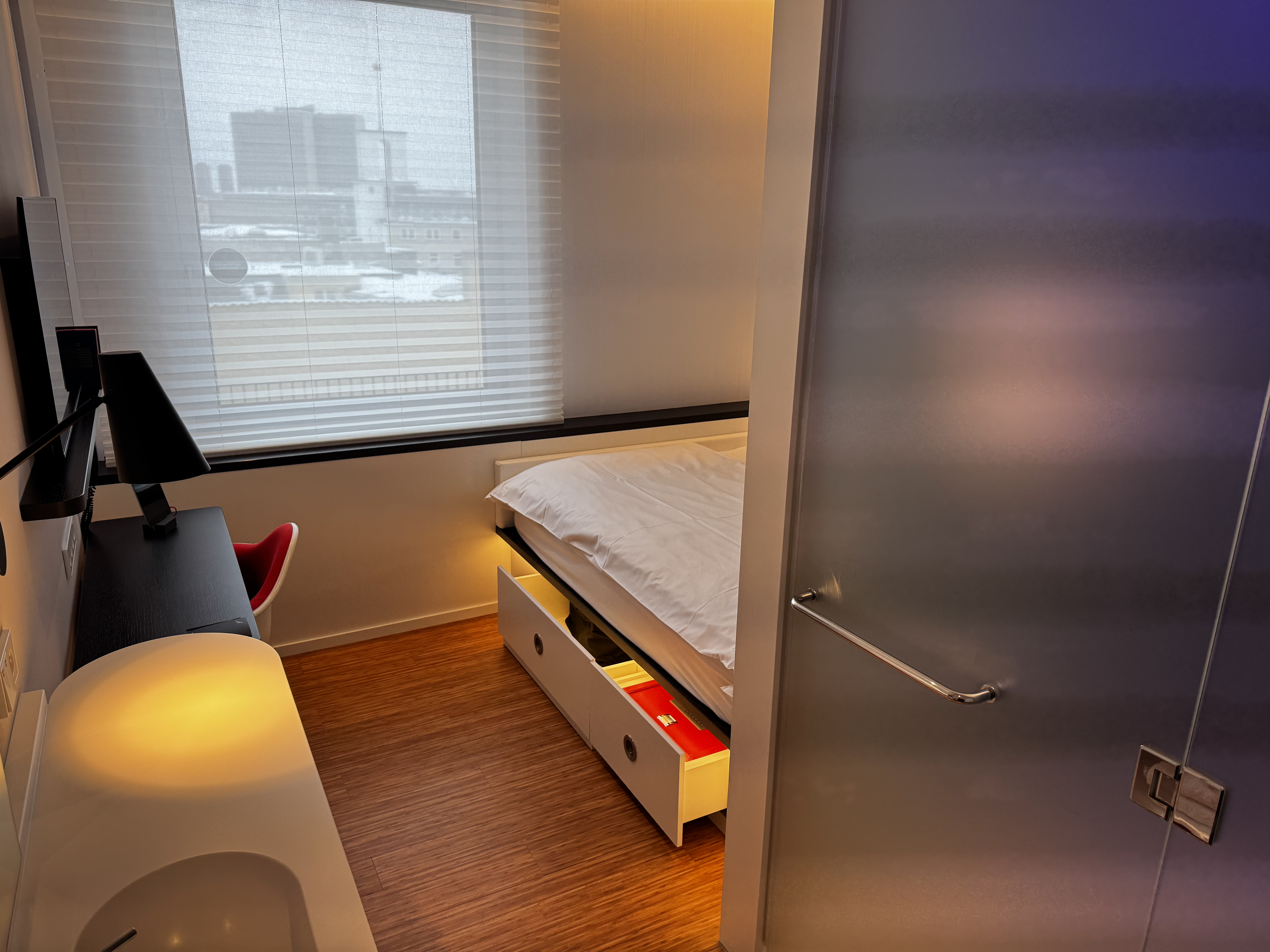 citizenM Copenhagen Radhuspladsen bedroom setup