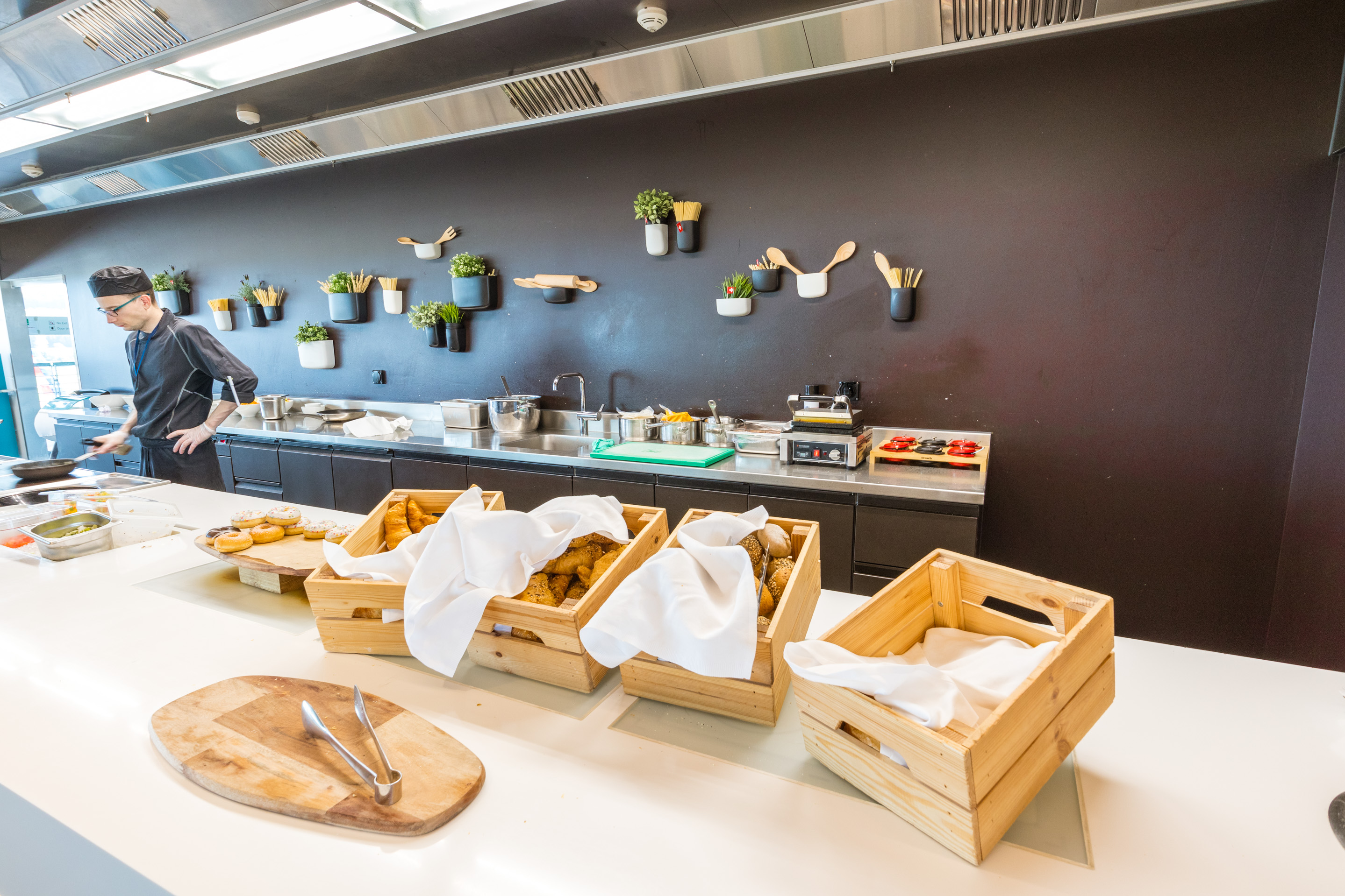 Swiss Senator Lounge Zurich Buffet