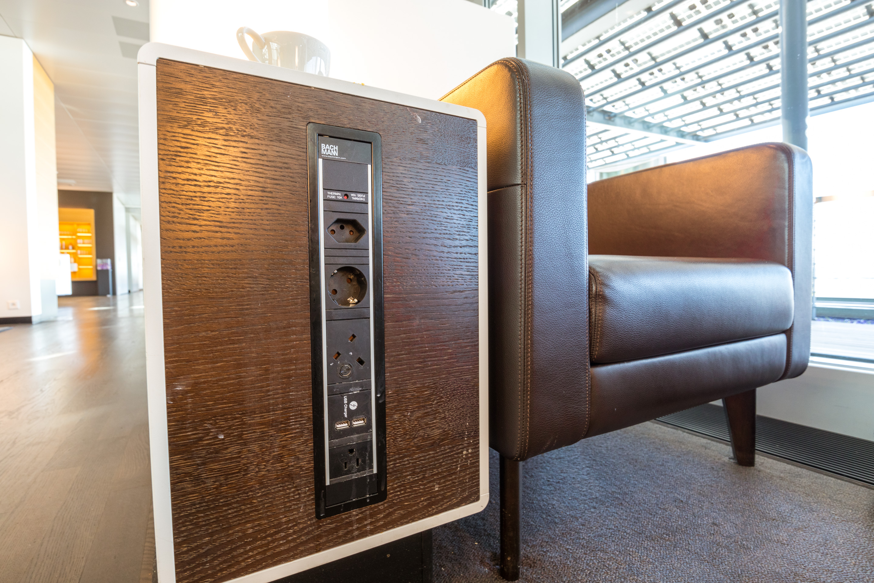 Swiss Senator Lounge Zurich Power