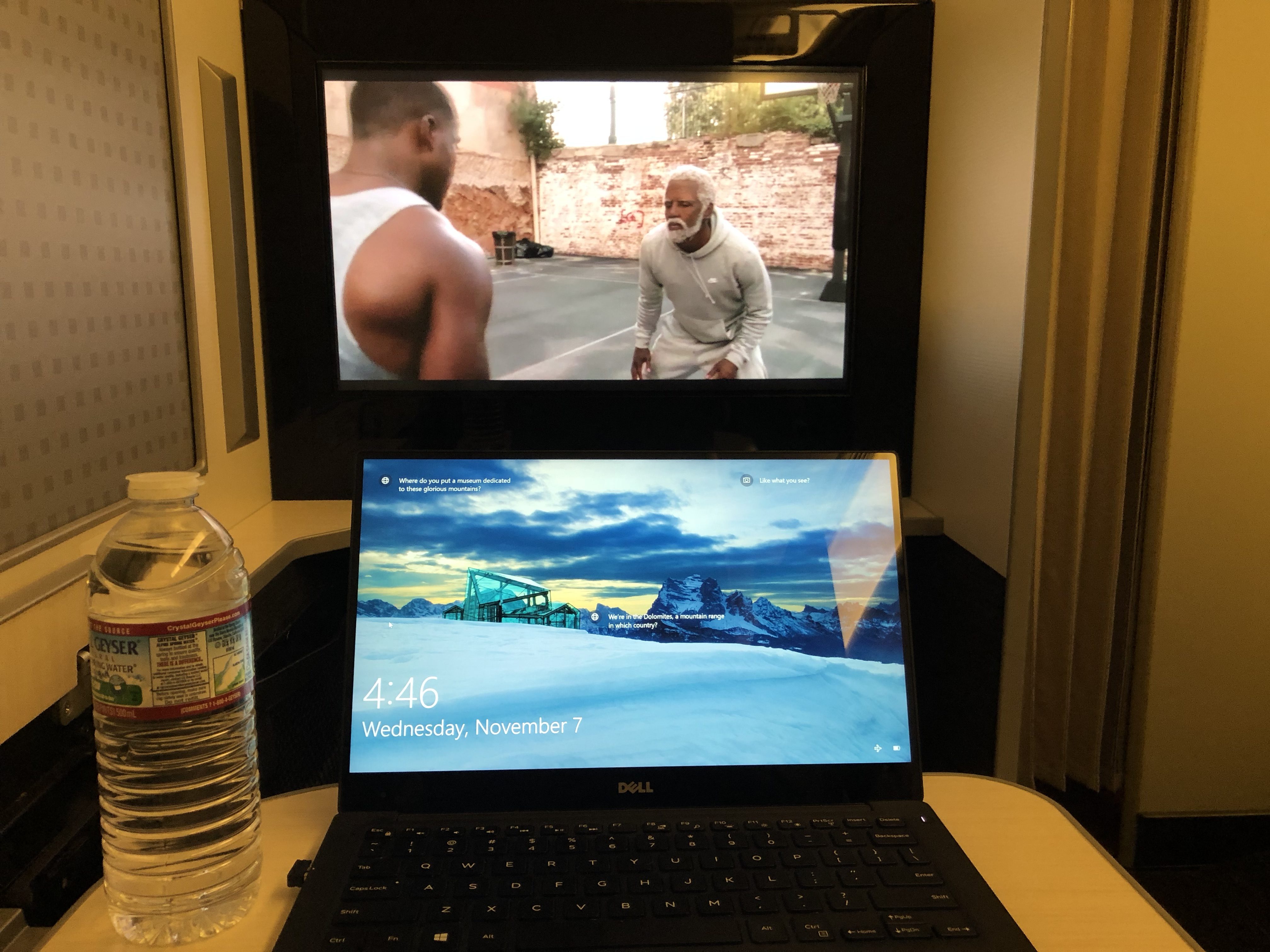 Japan Airlines 777 Business Class Laptop vs TV Comparison