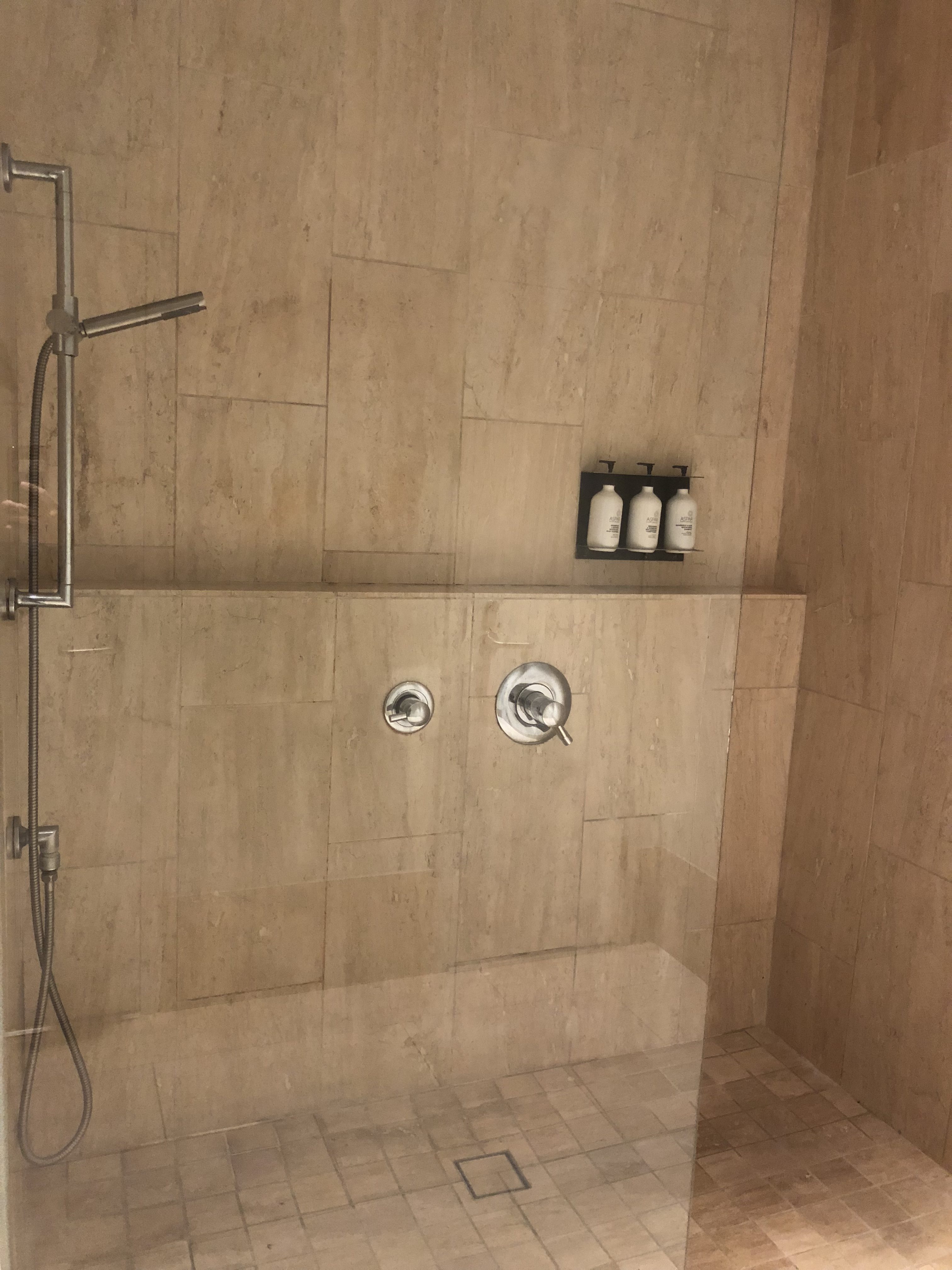 Shower at Oneworld Business Class Lounge