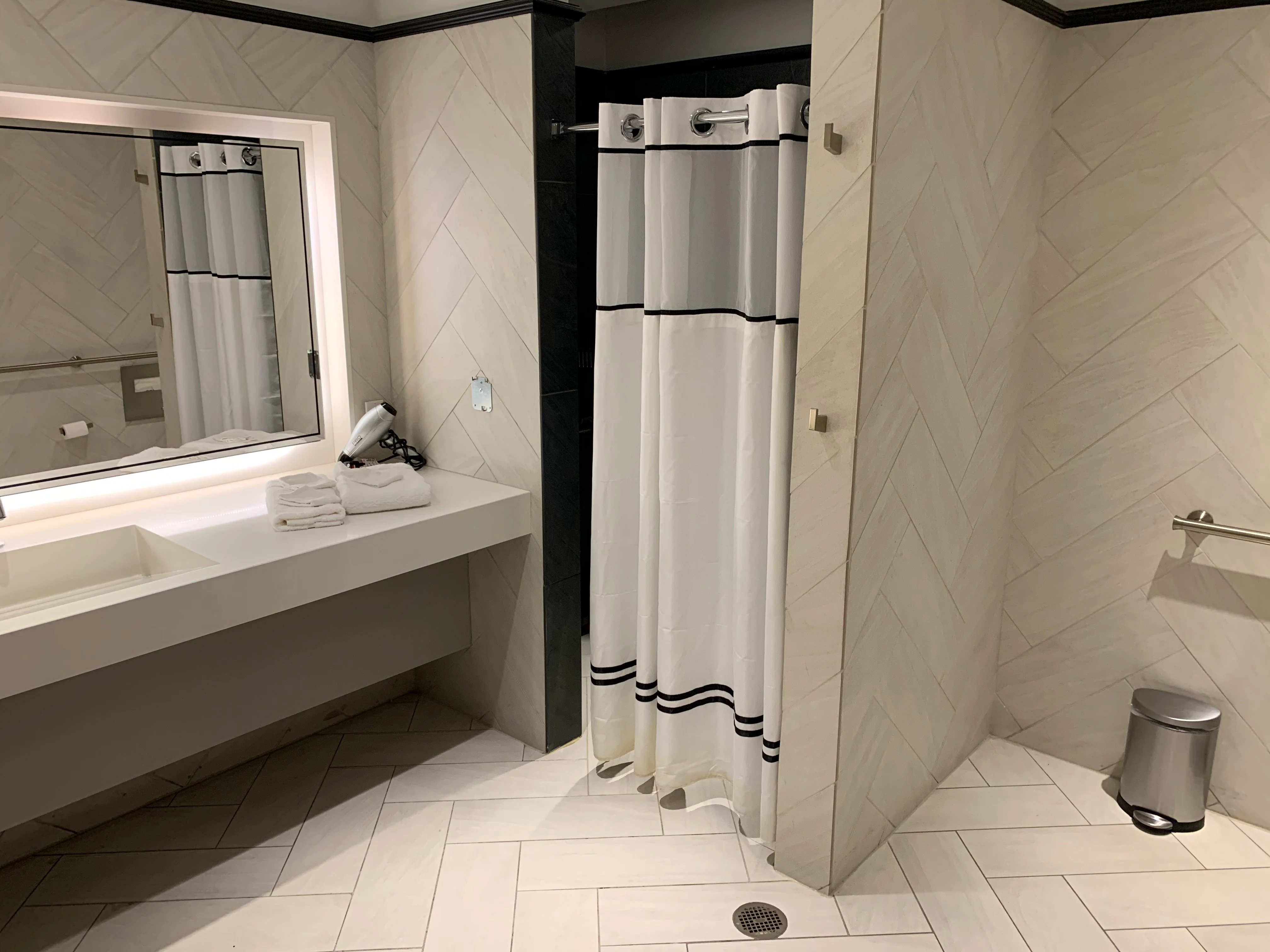 Miami Centurion Lounge shower