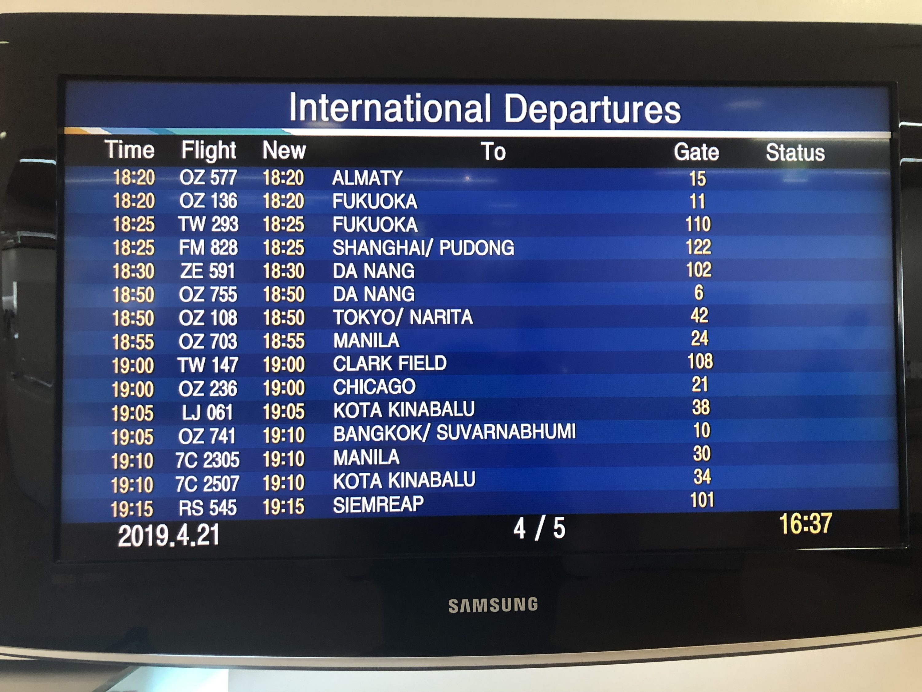 Korean Air business class lounge flight screen