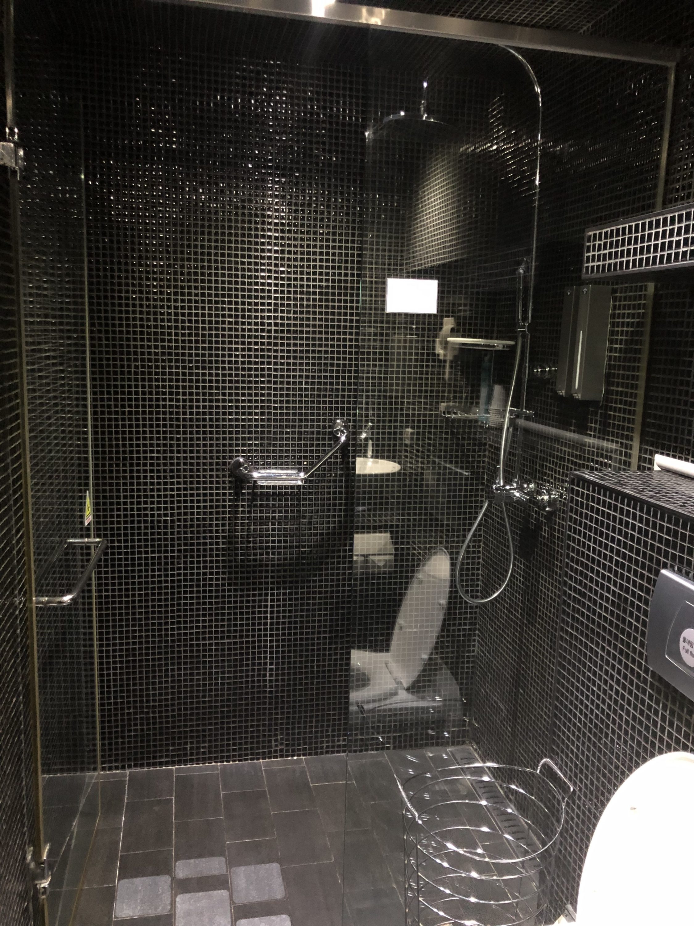 Korean Air business class lounge shower