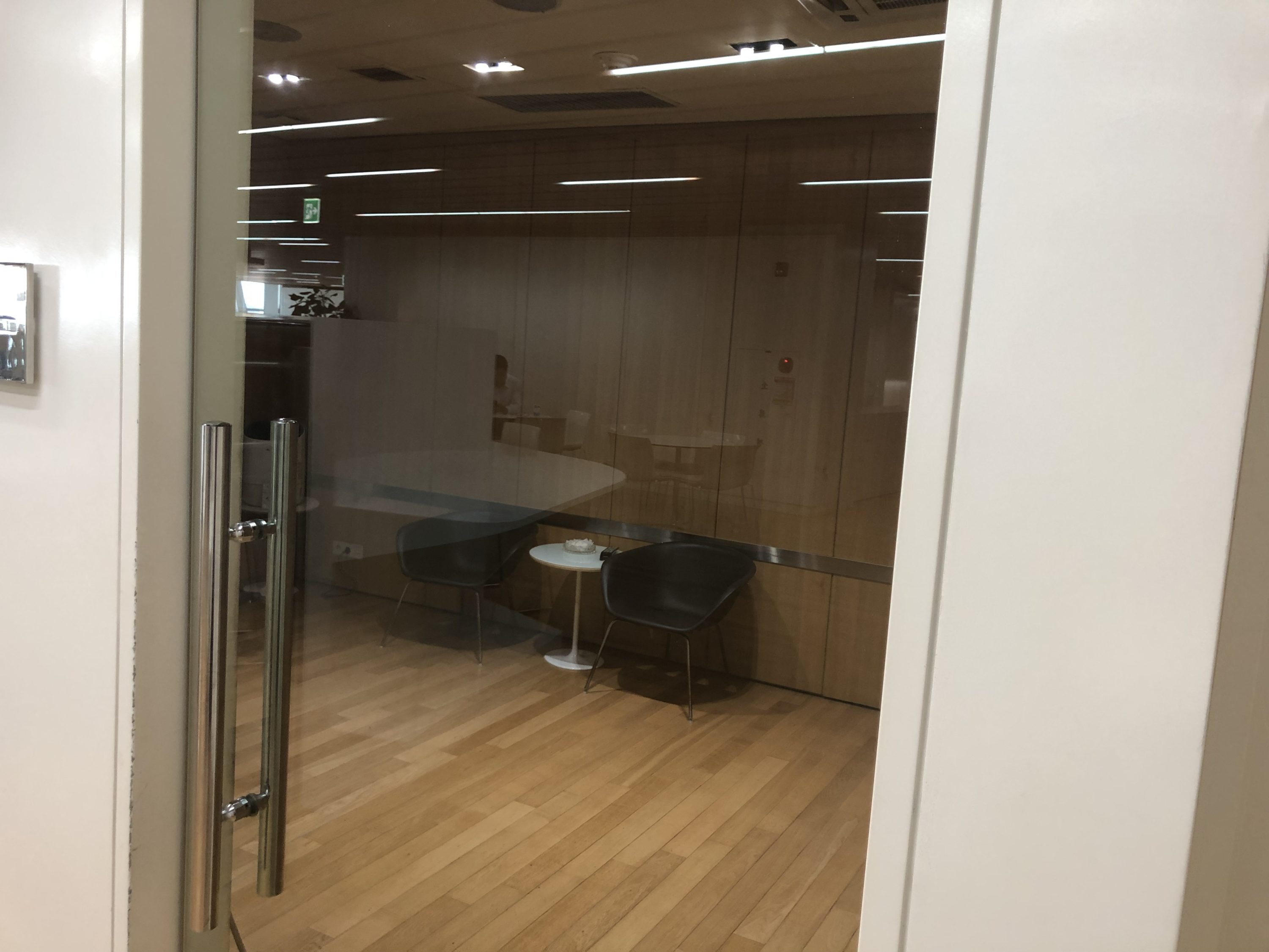 Korean Air business class lounge smoking lounge 2