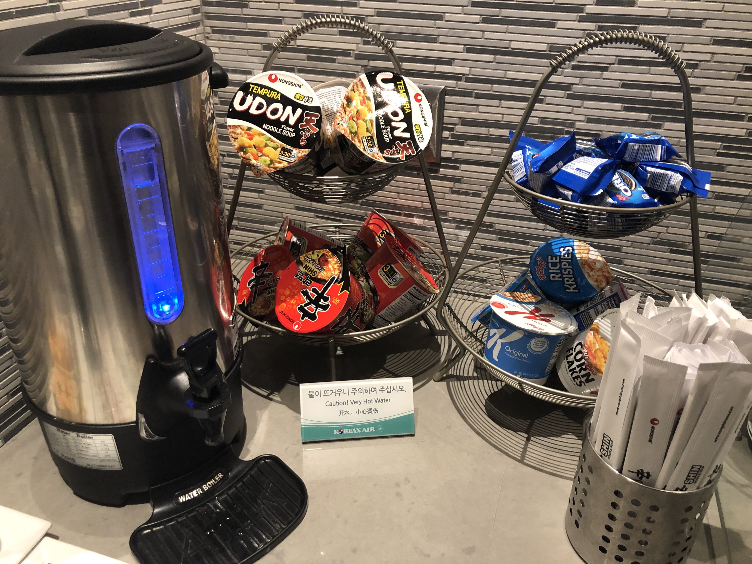 Korean Air lounge instant ramen