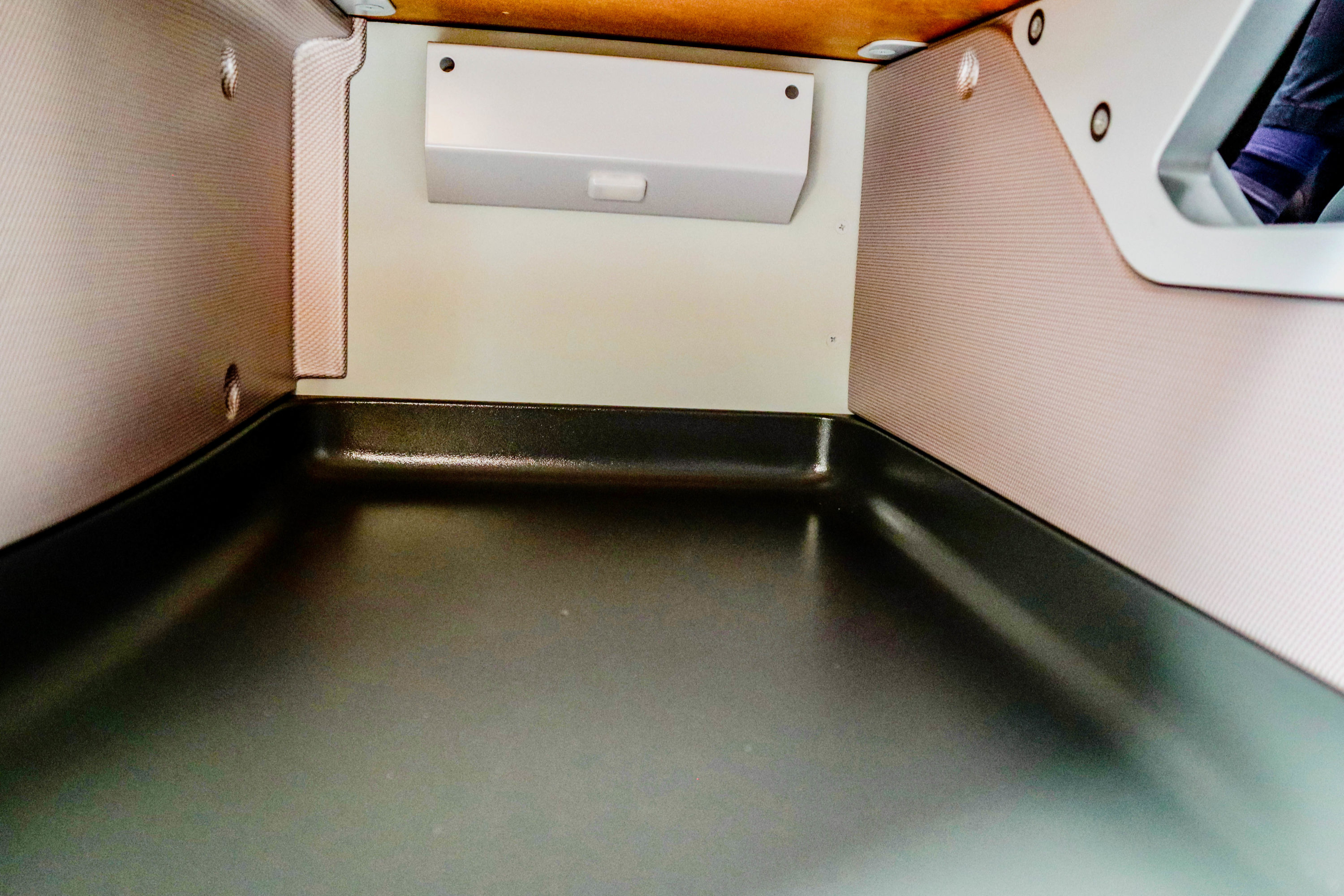 Singapore Airlines B787-10 Regional Business Class: Storage