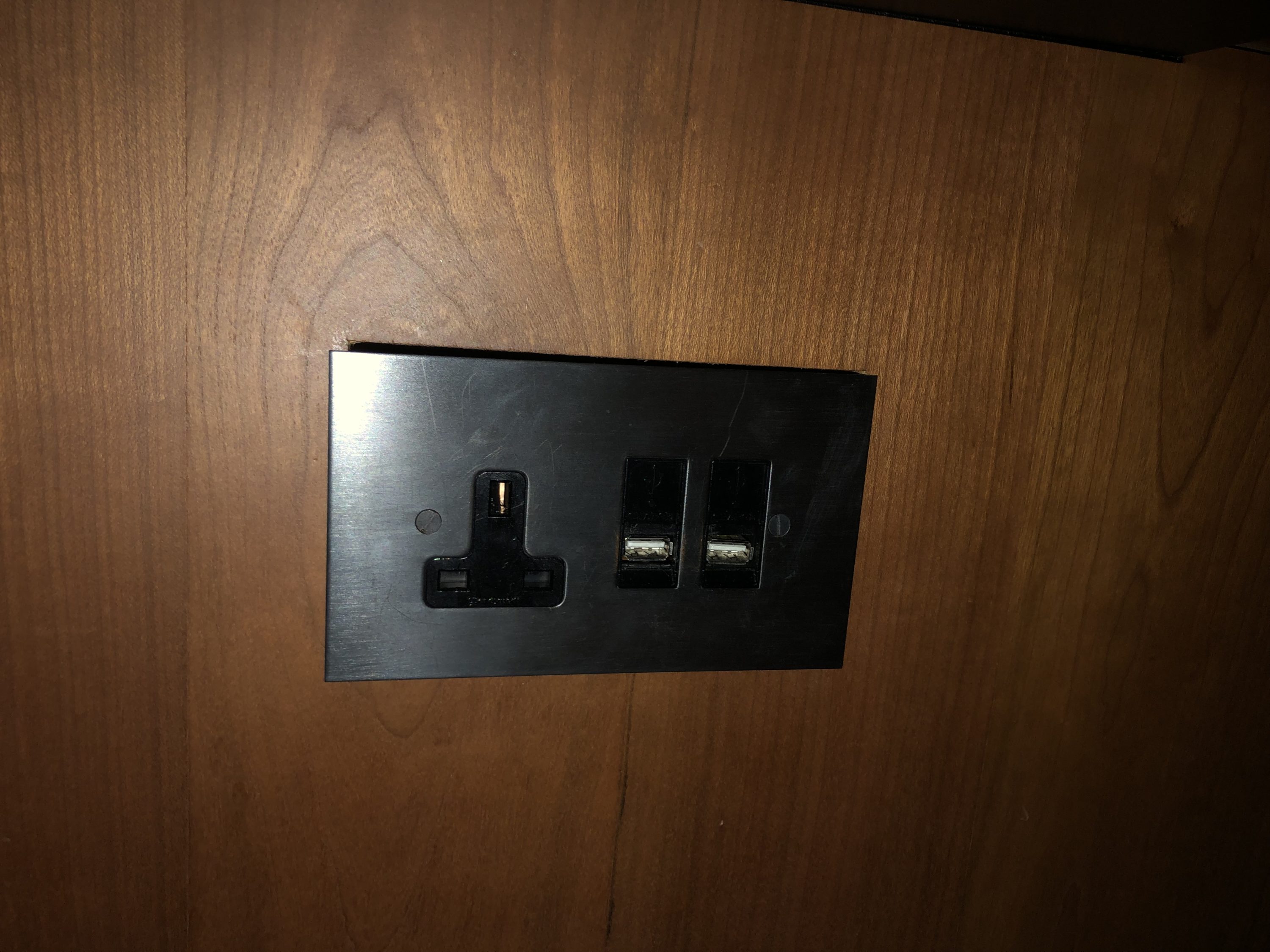 The Pier, Business at Hong Kong International Airport day bed charging stations