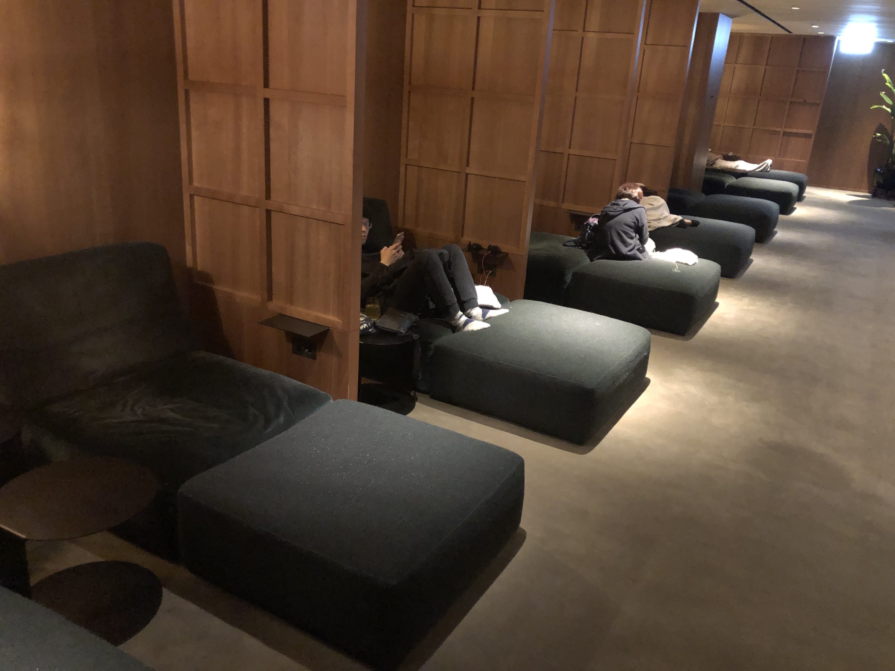 The Pier, Business at Hong Kong International Airport day beds