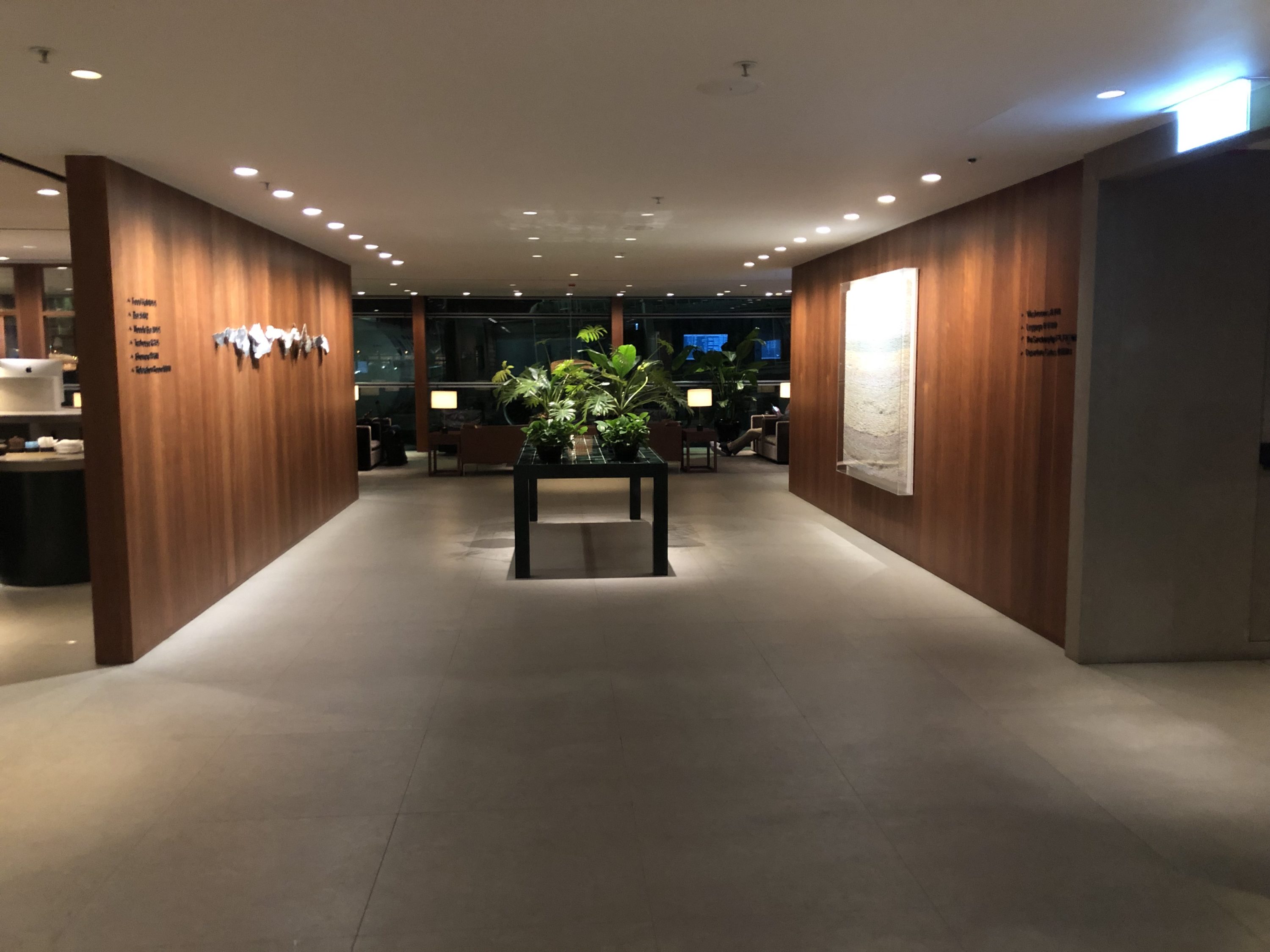 The Pier, Business at Hong Kong International Airport main hallway