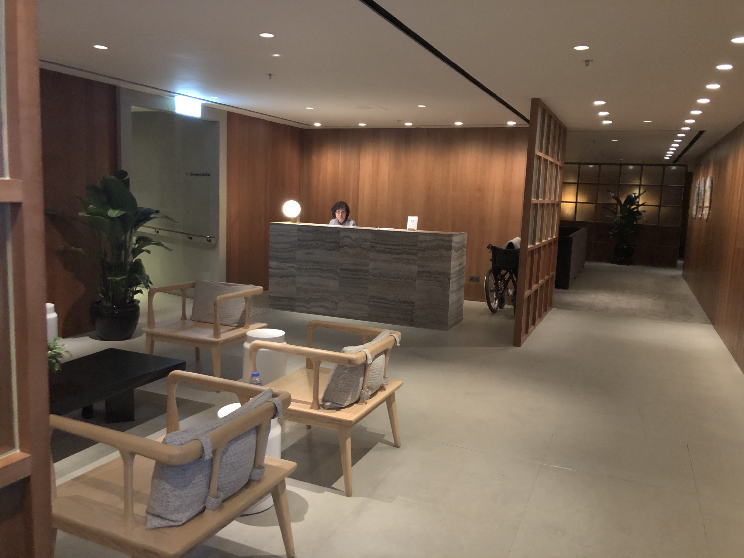 The Pier, Business at Hong Kong International Airport relaxation room lobby