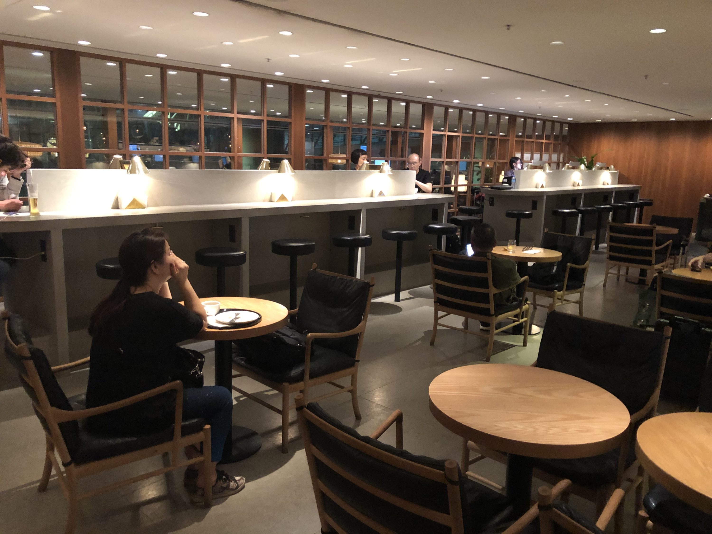 The Pier, Business at Hong Kong International Airport seating 2