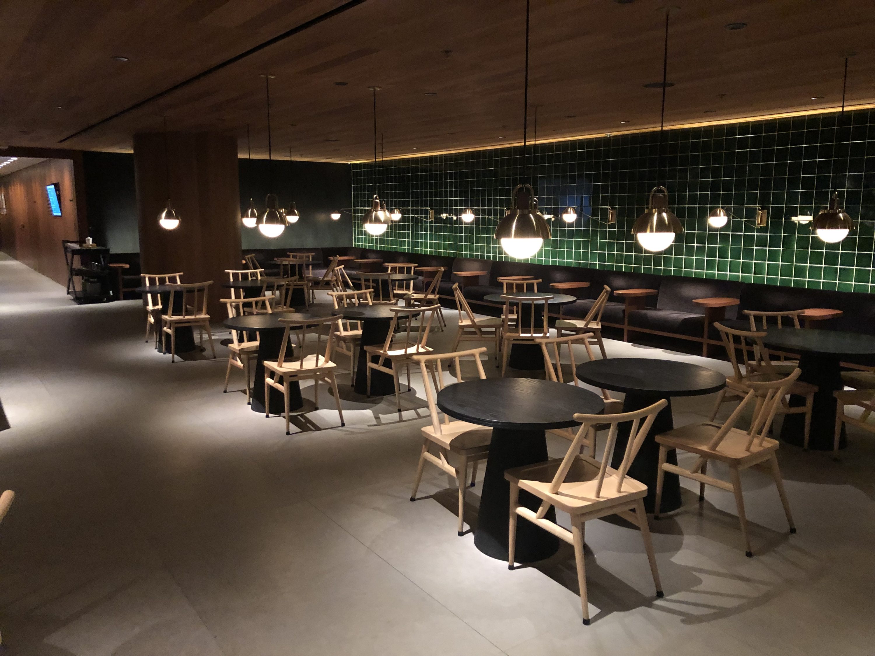 The Pier, Business at Hong Kong International Airport tea house seating