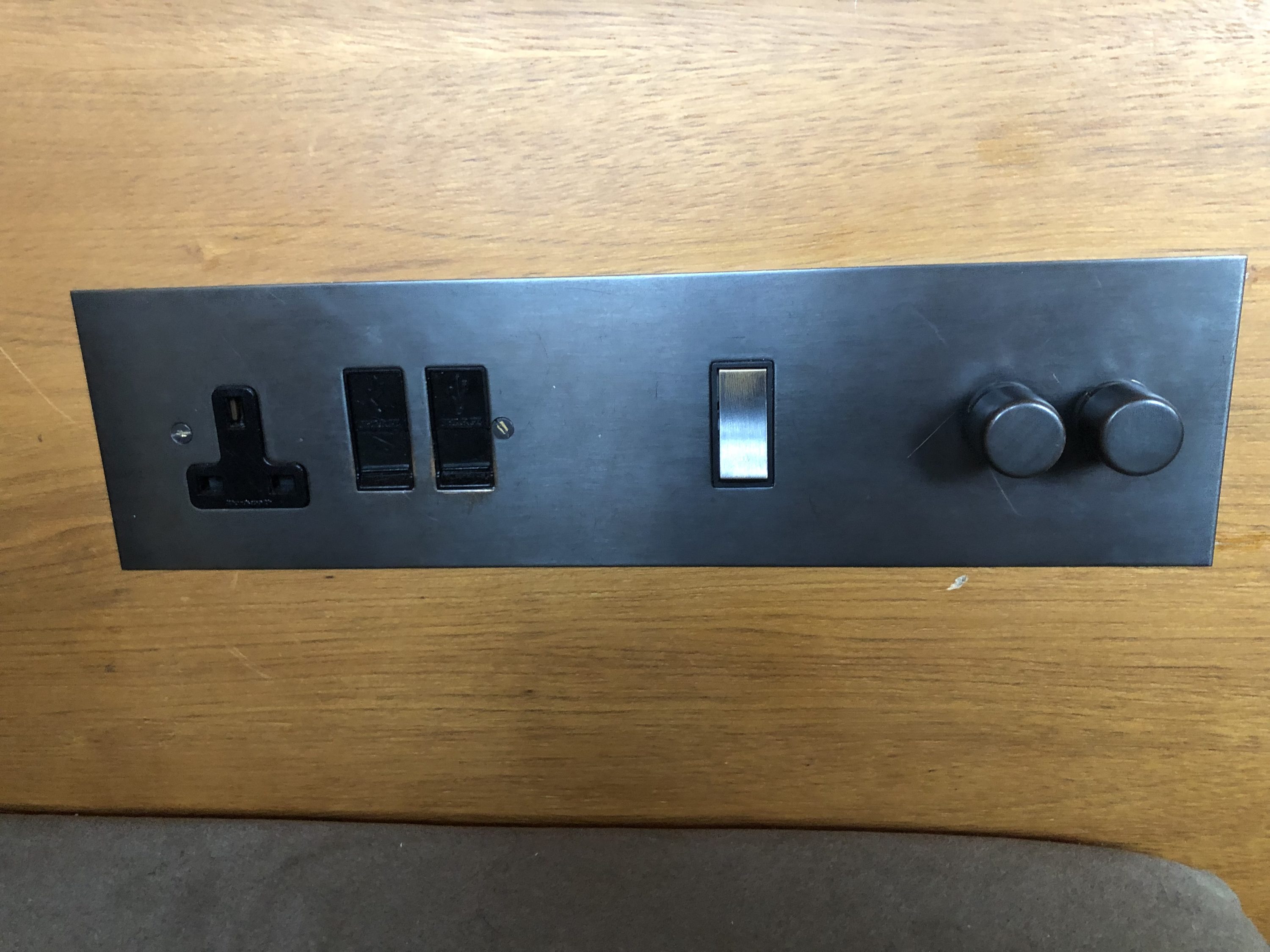 The Pier, First Lounge at Hong Kong International Airport day suite controls