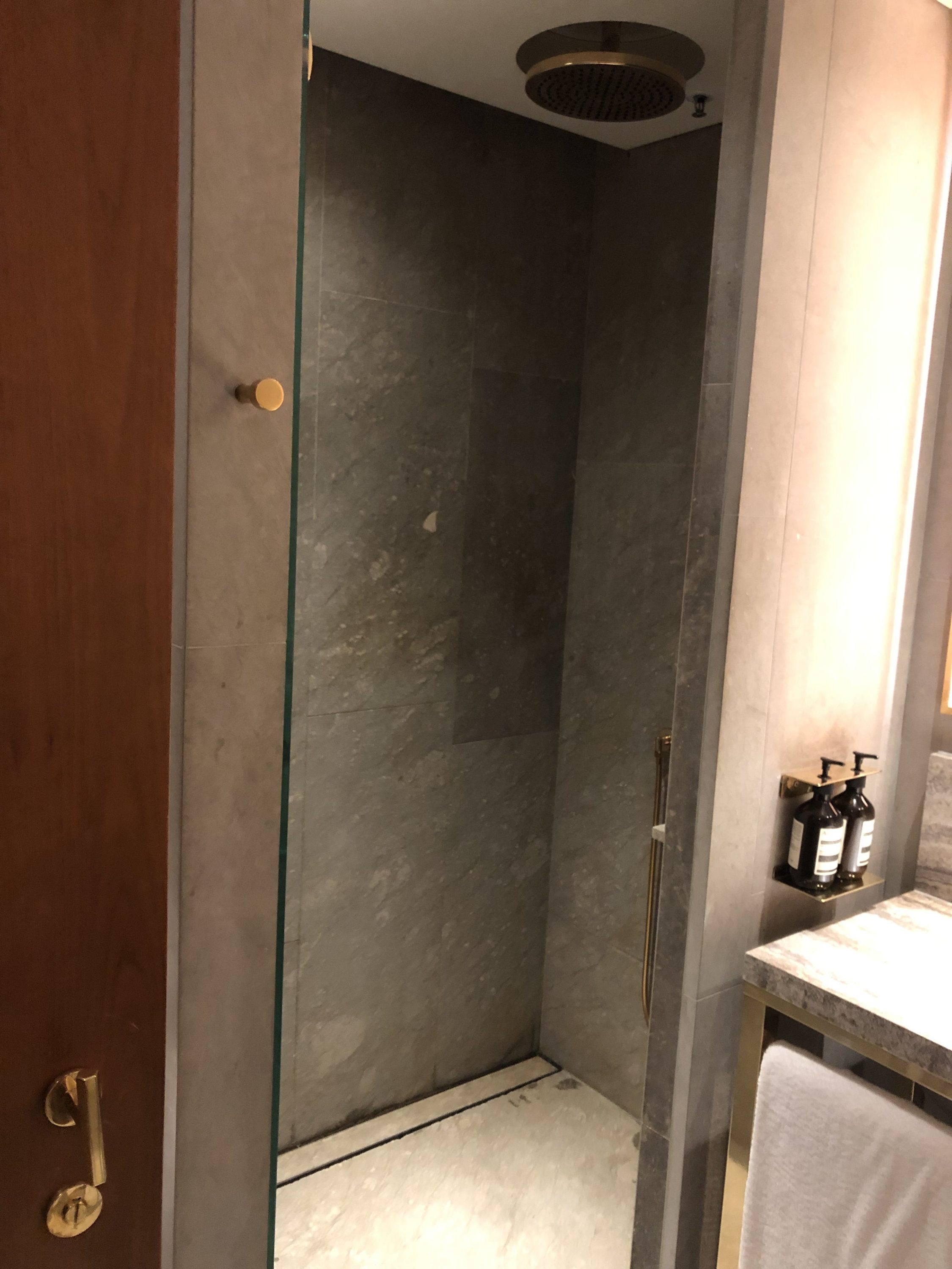 The Pier, First at Hong Kong International Airport shower
