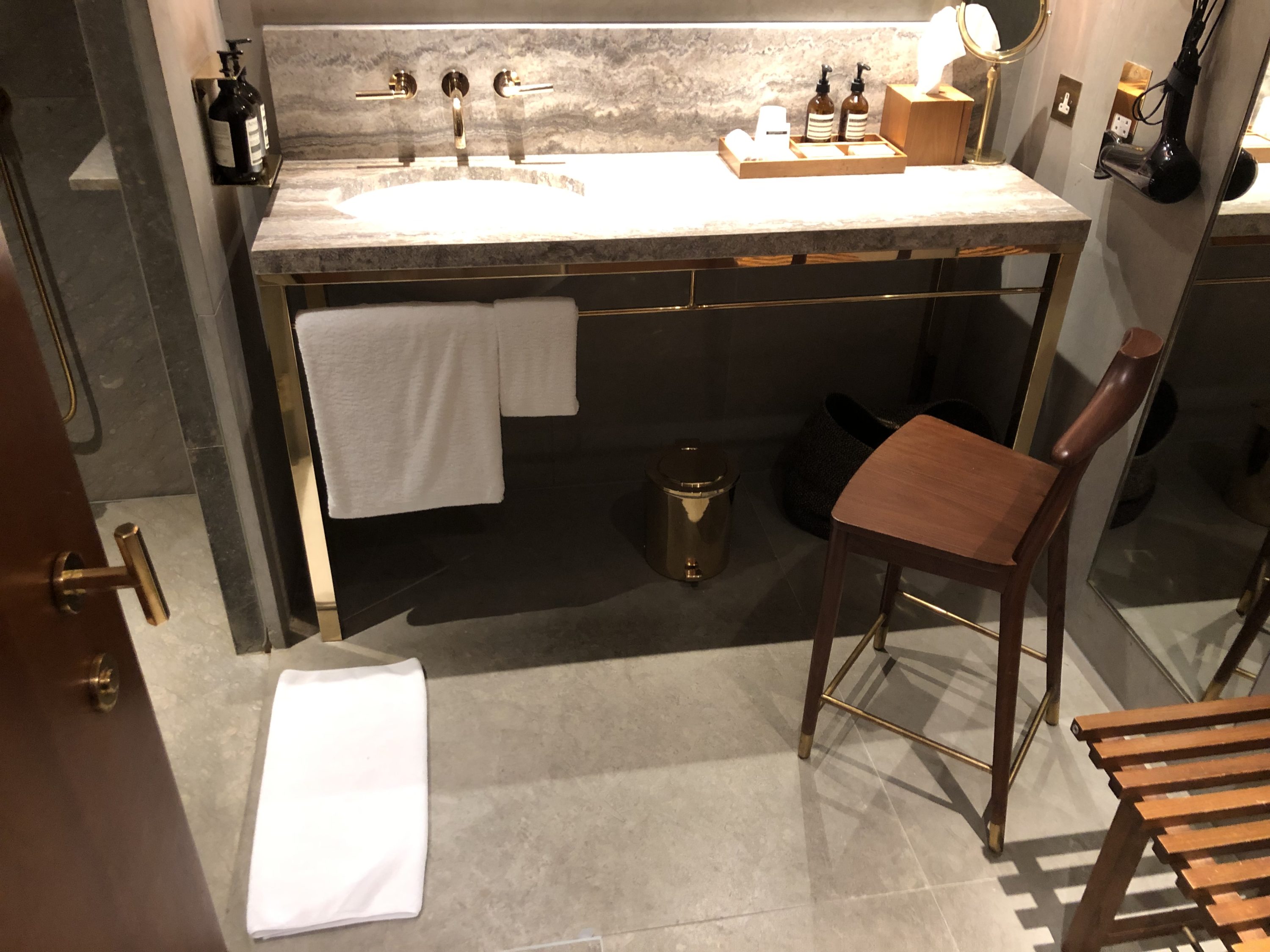 The Pier, First at Hong Kong International Airport shower suite