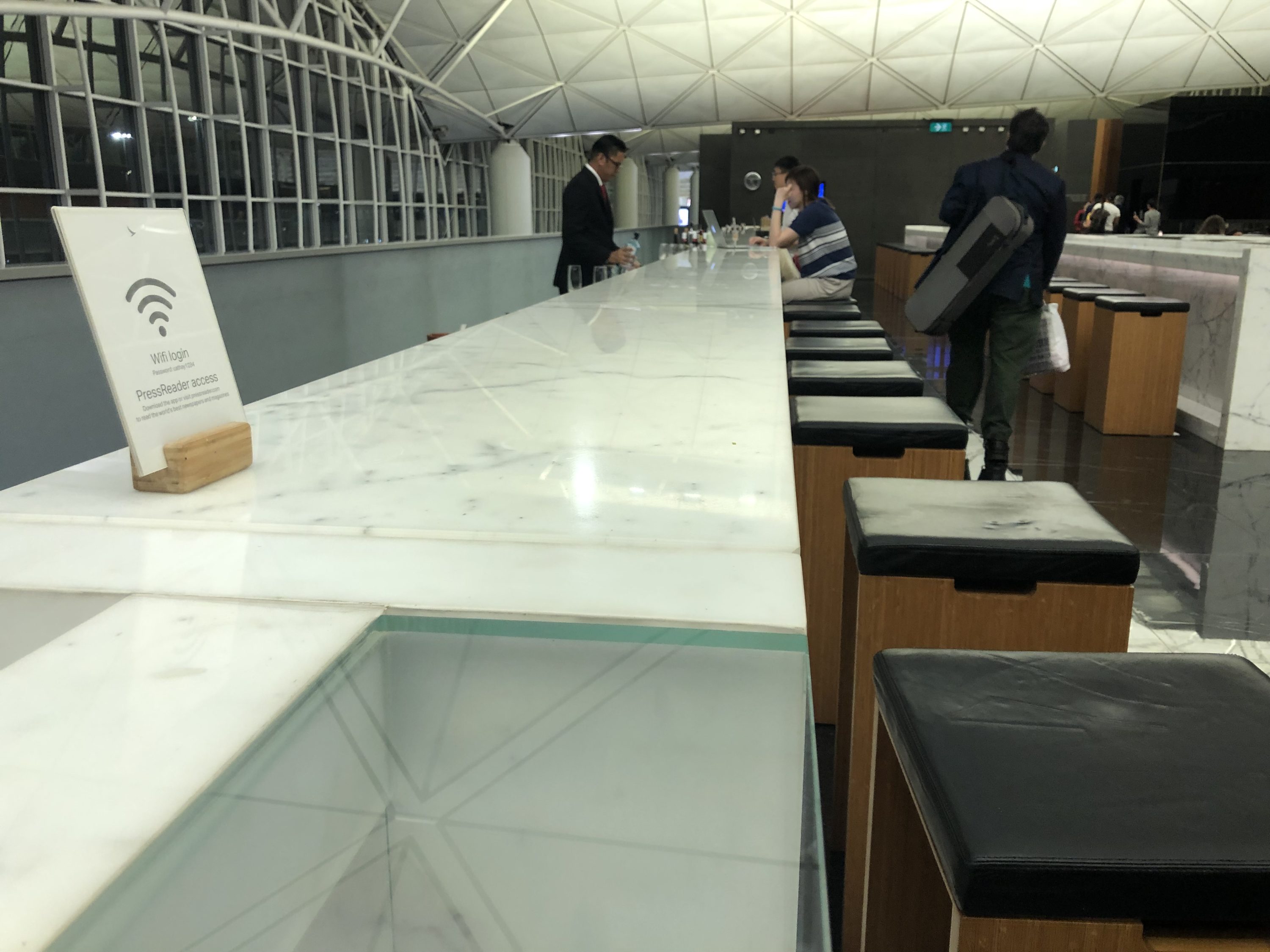 The Wing, Business at Hong Kong International Airport Long Bar
