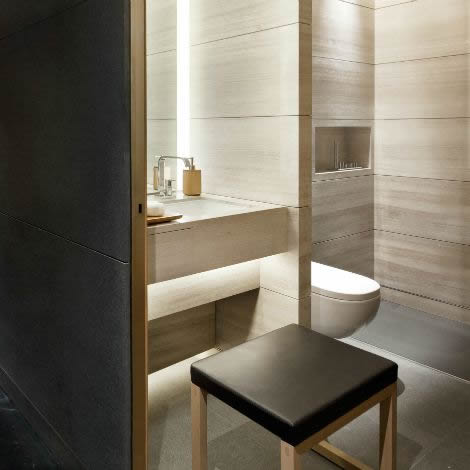The Wing, Business at Hong Kong International Airport Showers