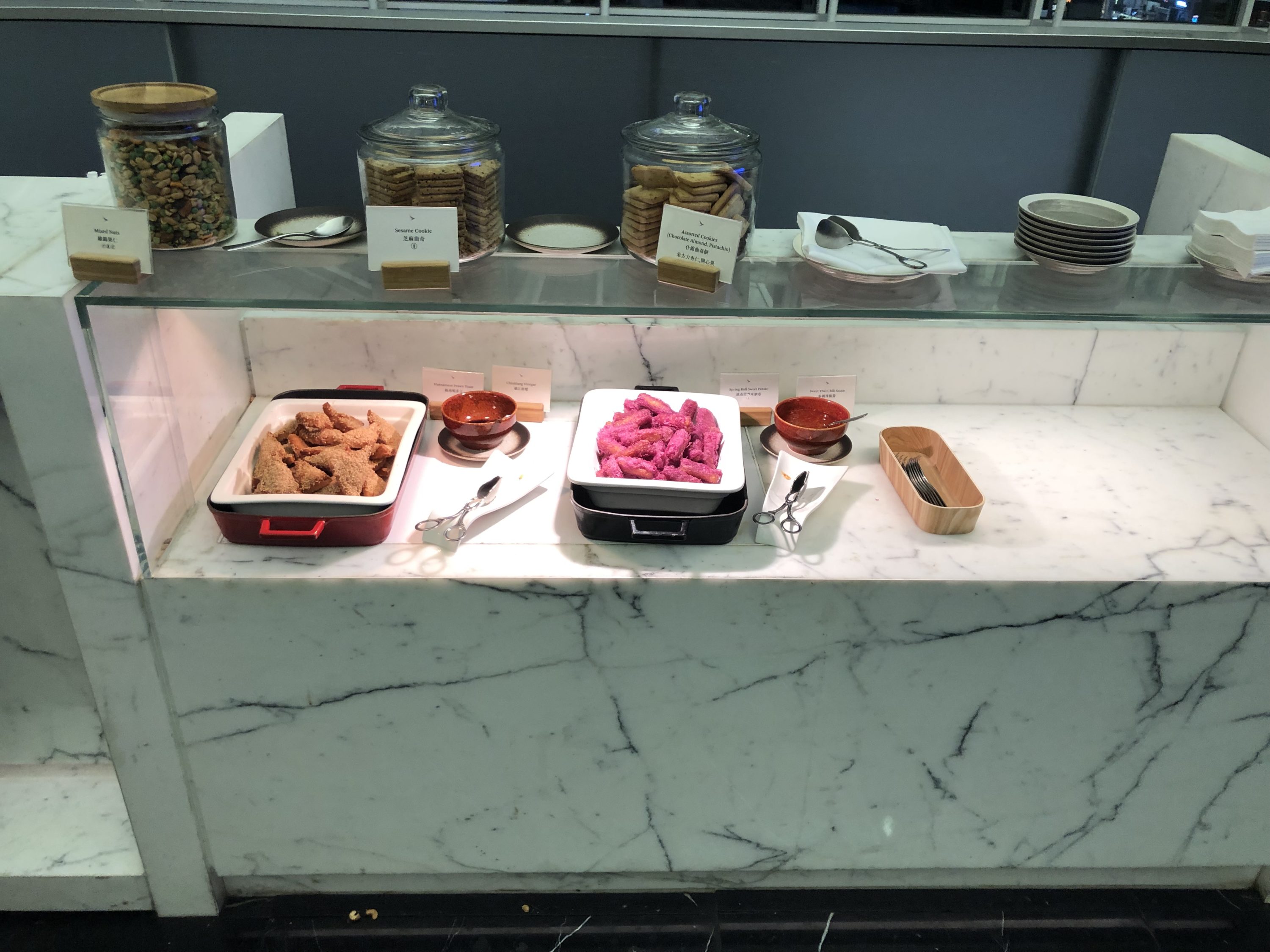 The Wing, Business at Hong Kong International Airport long bar snacks