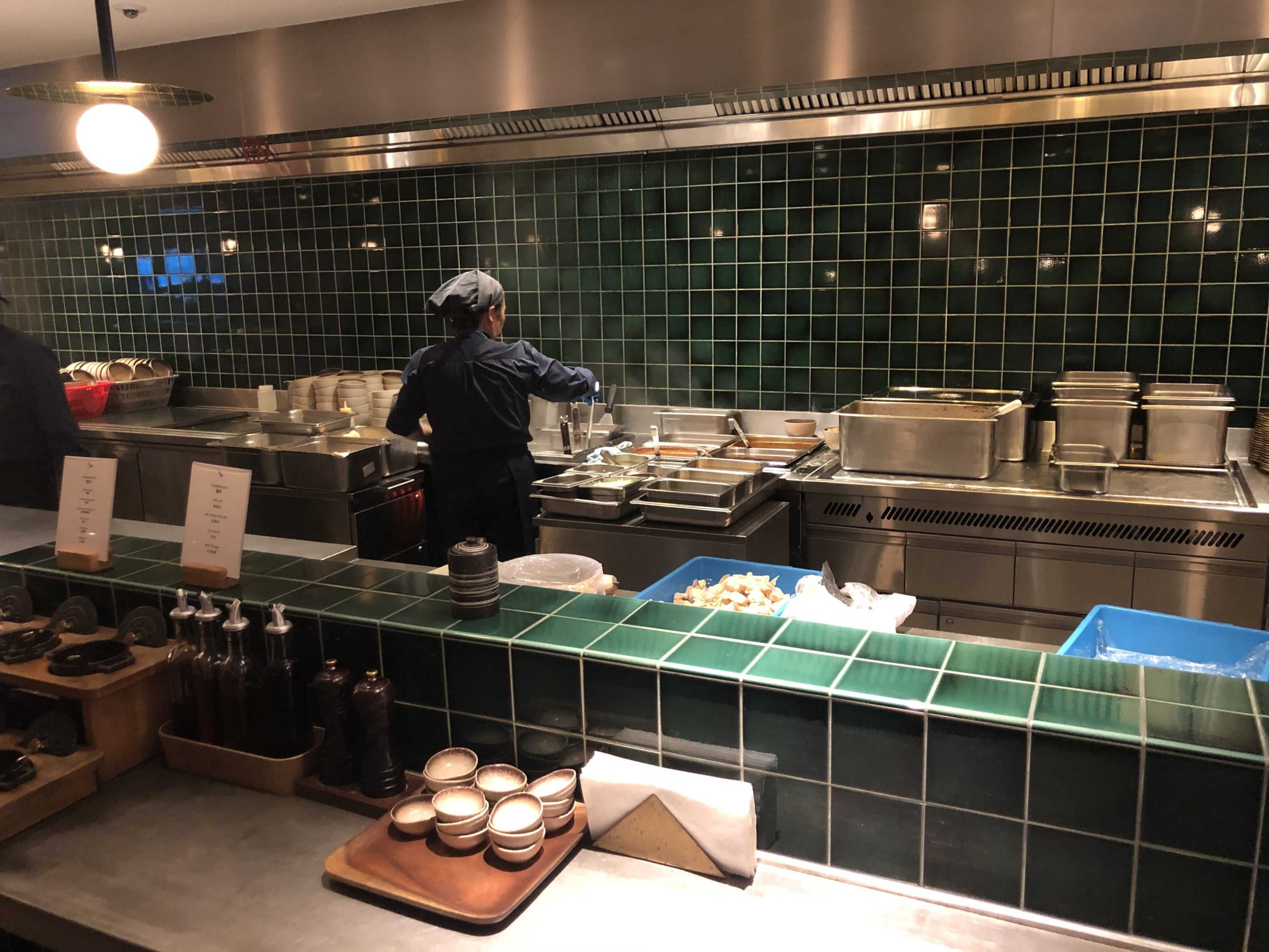 The Wing, Business at Hong Kong International Airport noodle bar