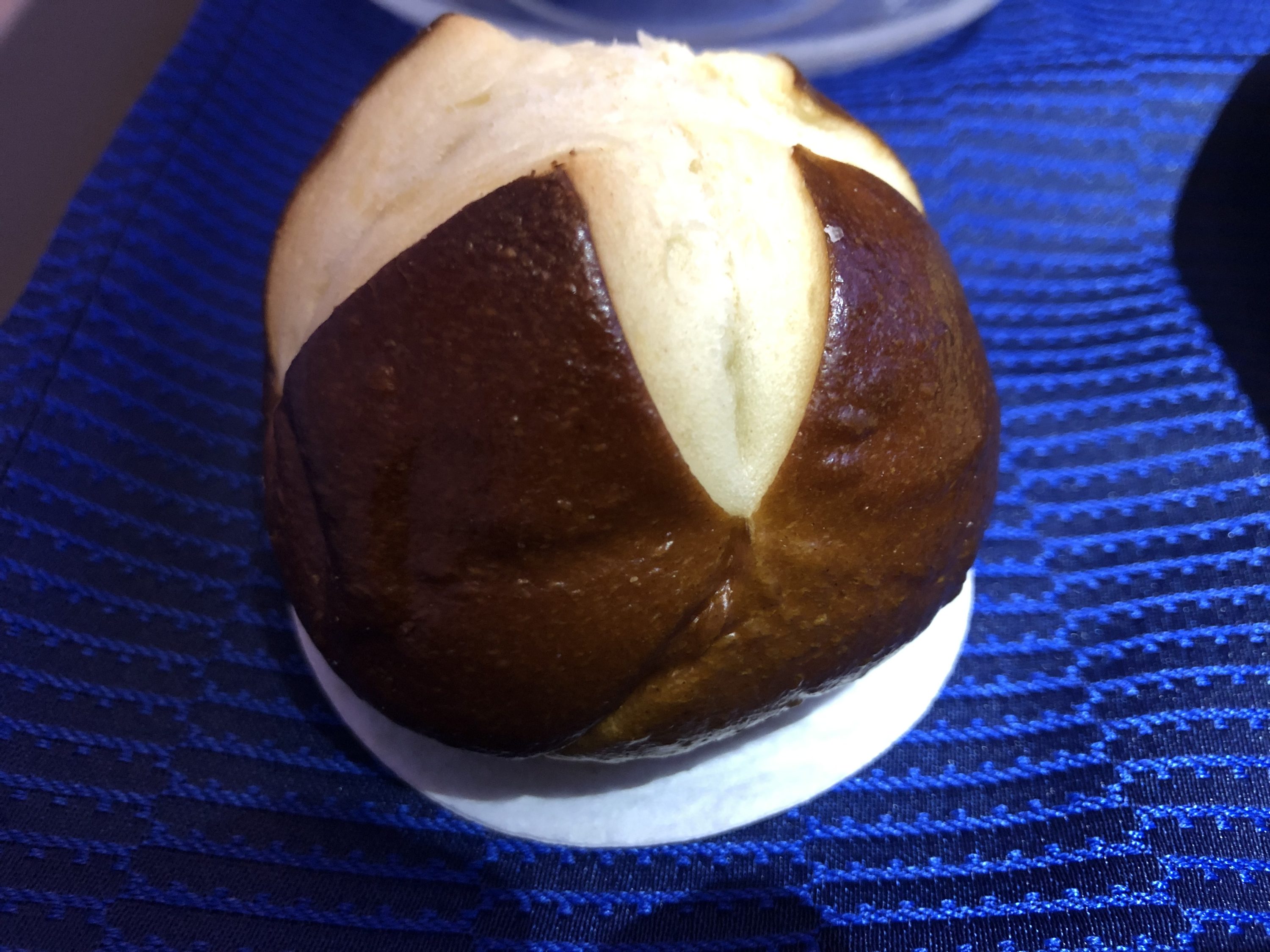 United Polaris 787-10 dinner roll