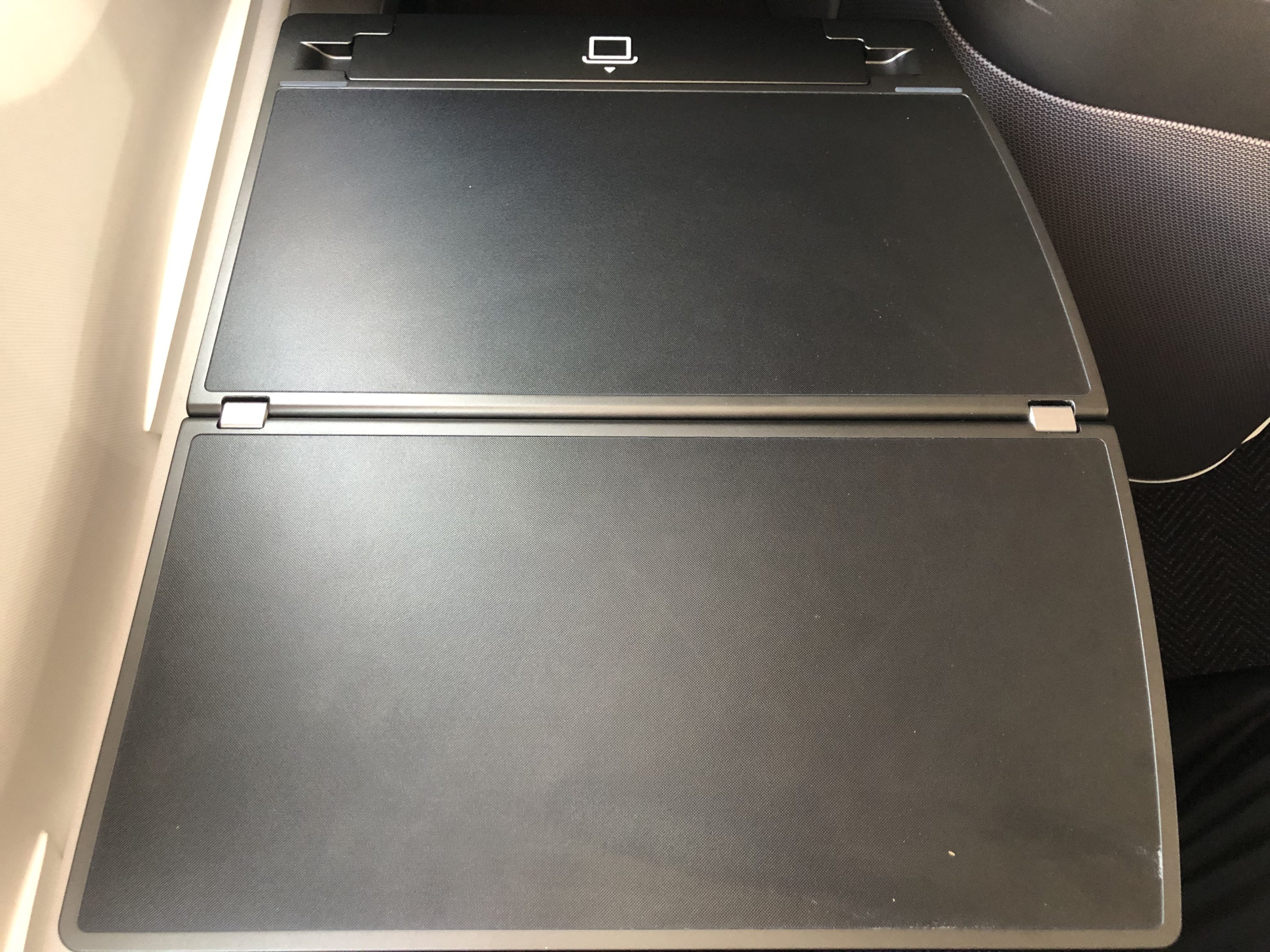 United Polaris 787-10 tray table