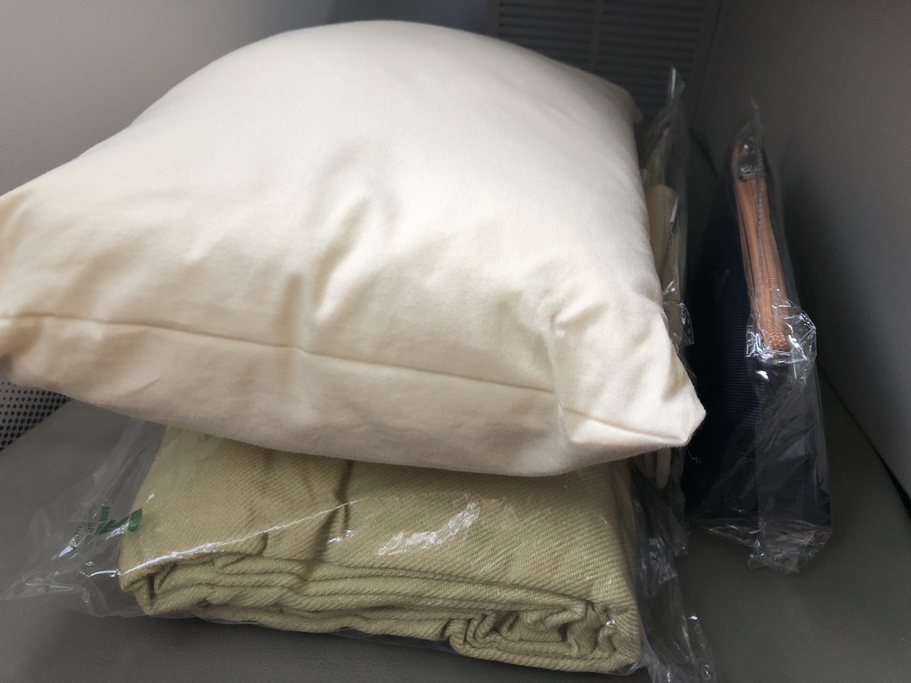Vietnam Airlines 787-9 business class seat amenities