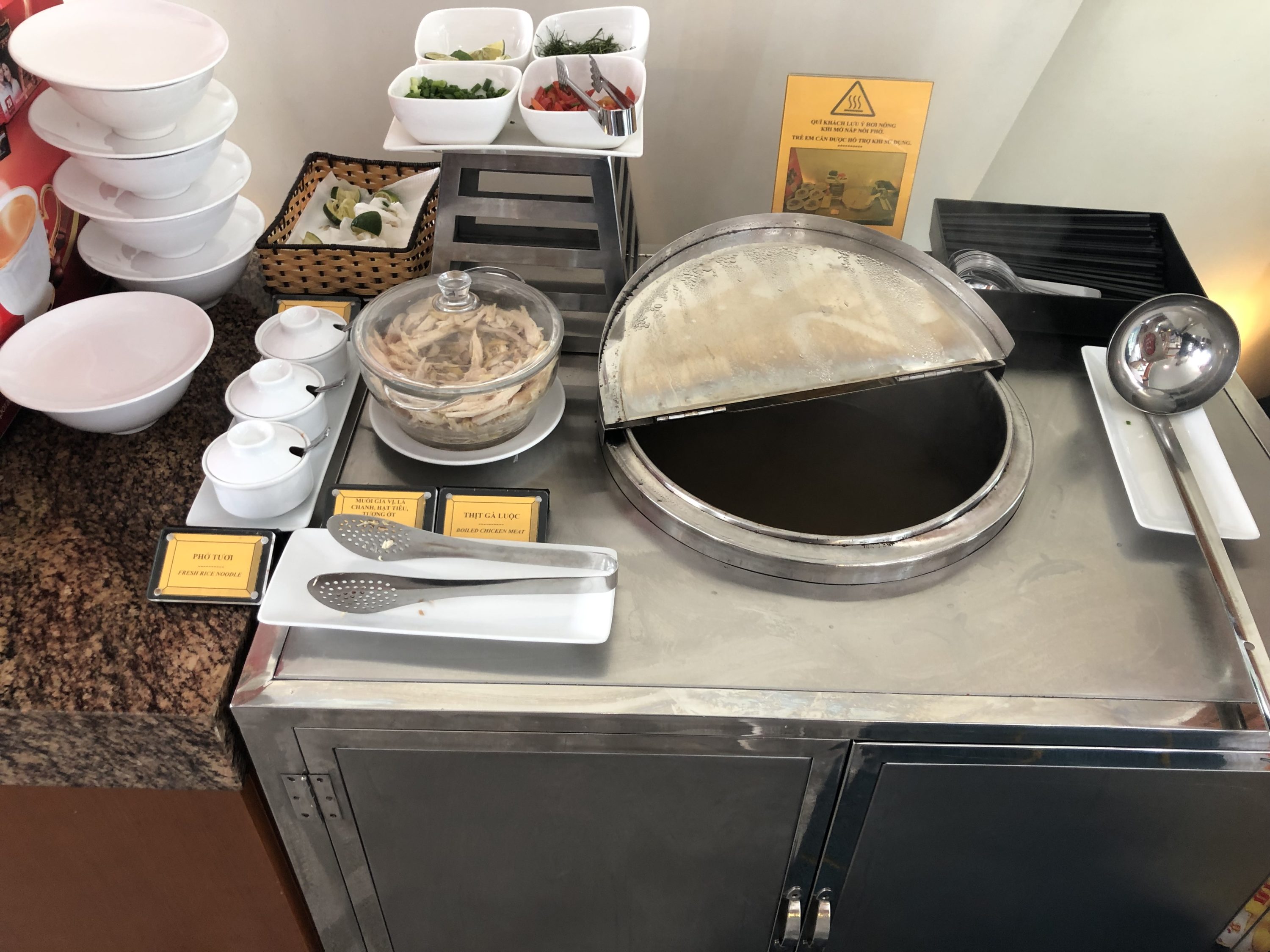 Vietnam Airlines Lotus Lounge Hanoi pho station