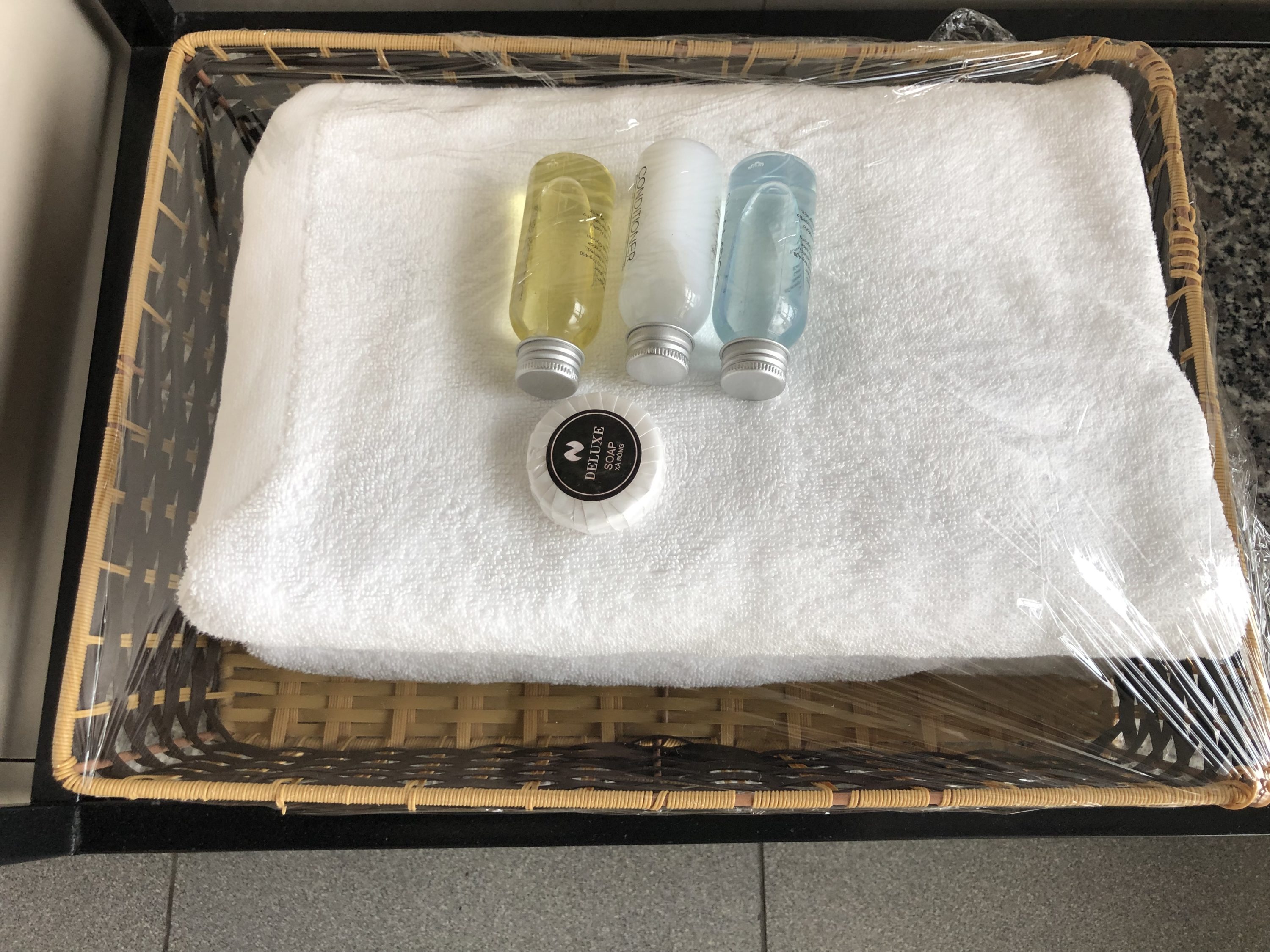 Vietnam Airlines Lotus Lounge Hanoi towels and amenities
