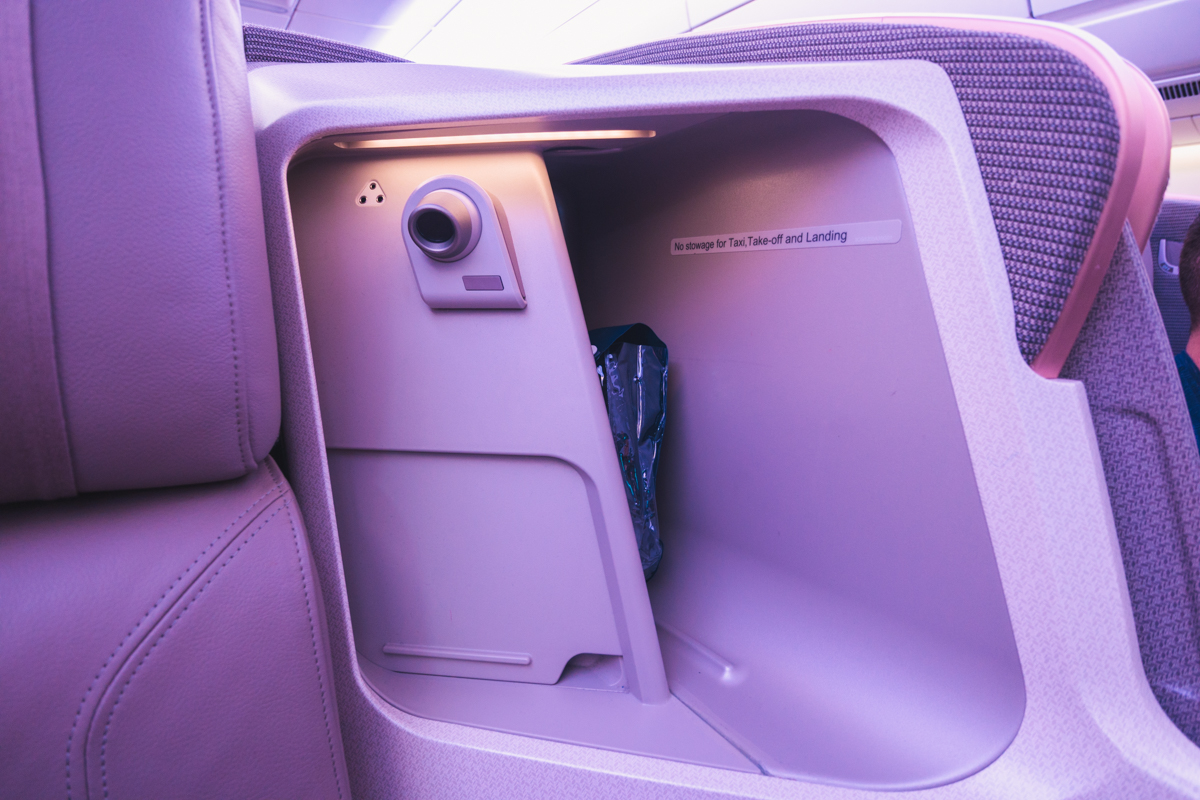 Singapore Airlines Airbus A350 Business Class - Personal Light &