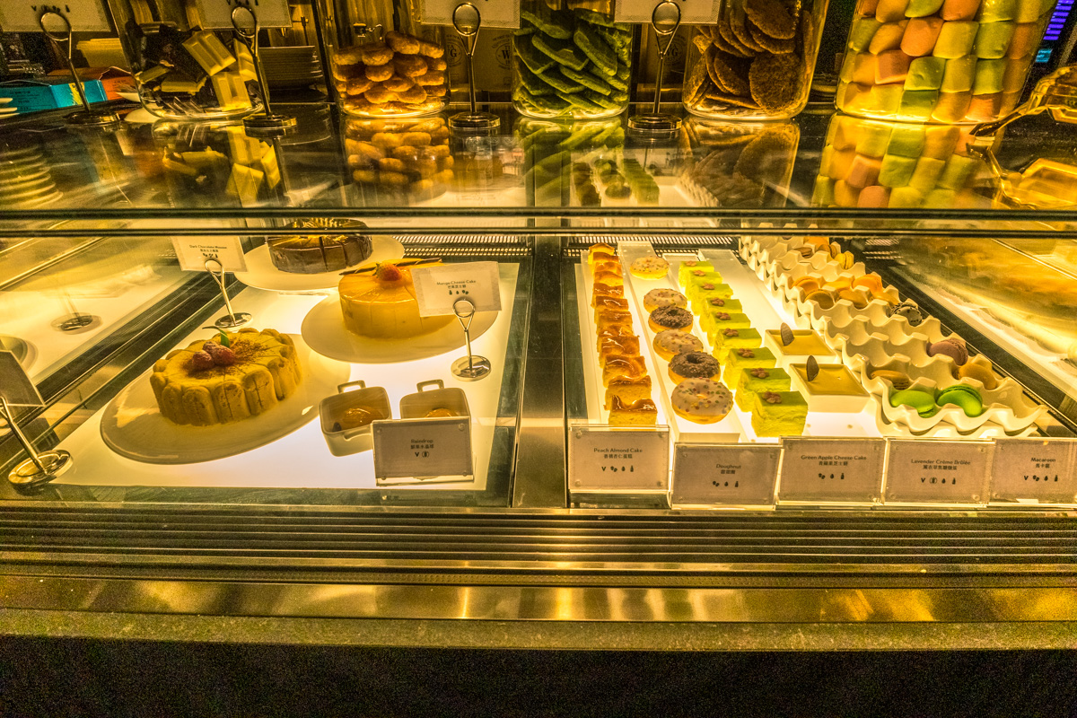 Plaza Premium First Lounge Hong Kong - Desert Selection