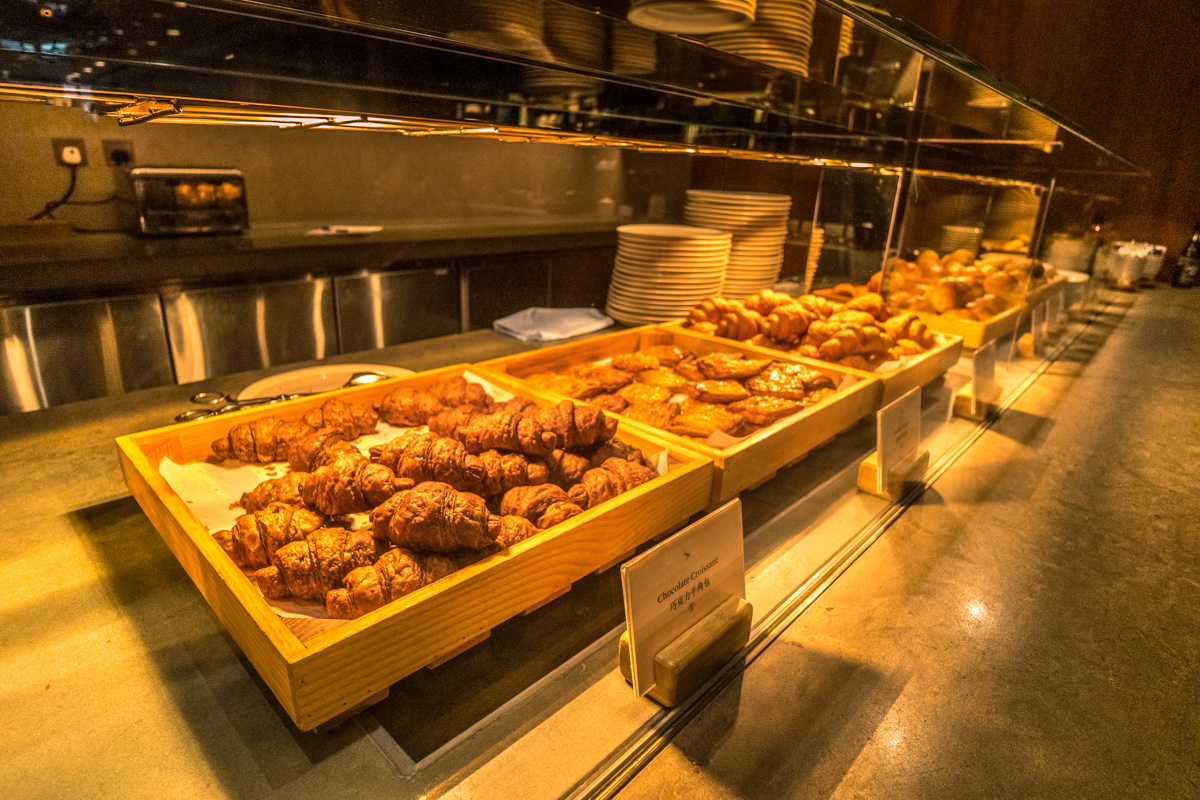 Cathay Pacific Lounge Hong Kong - The Pier - Food Hall Dining