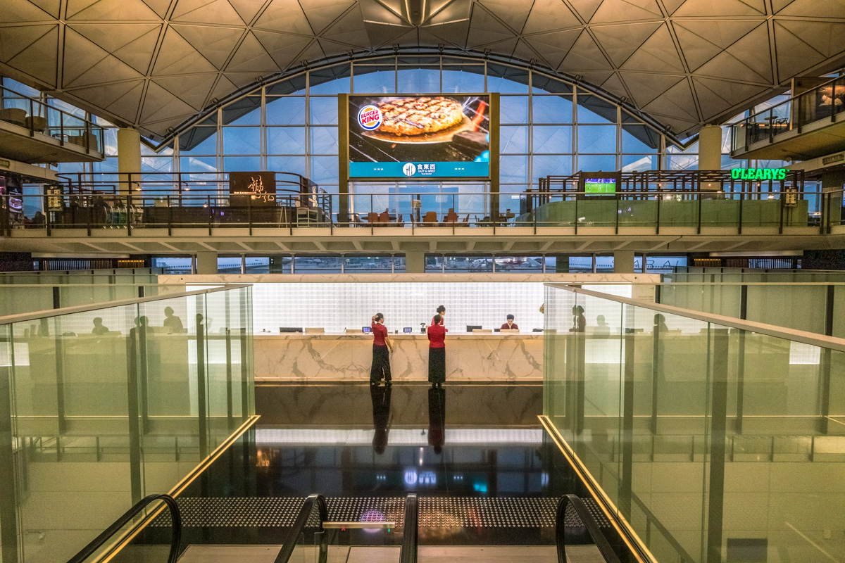 Cathay Pacific Lounge Hong Kong - The Bridge - Entrance Escalato