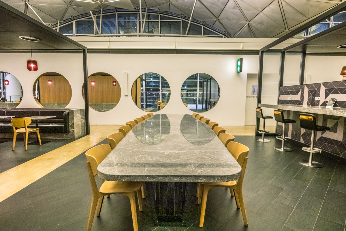 Qantas Hong Kong Lounge - Table Dining
