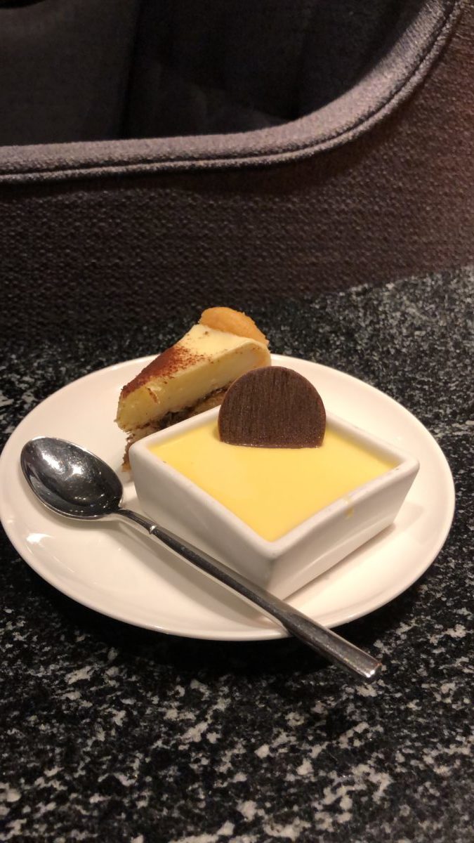 Plaza Premium First Lounge Hong Kong - Desert Selection