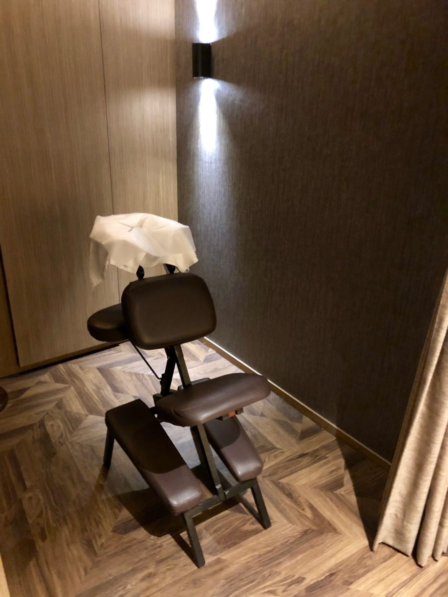 Plaza Premium First Lounge Hong Kong - Massage