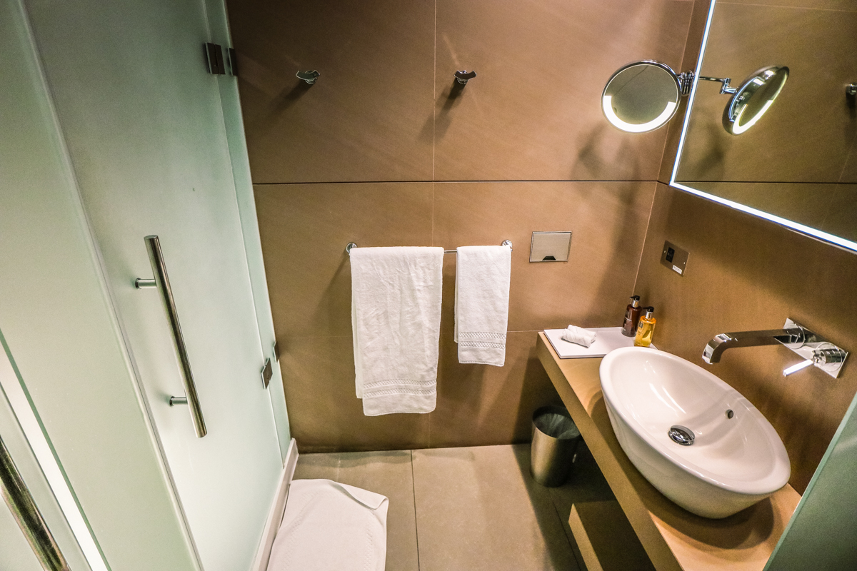Qatar Airways Al Mourjan Lounge - Showers