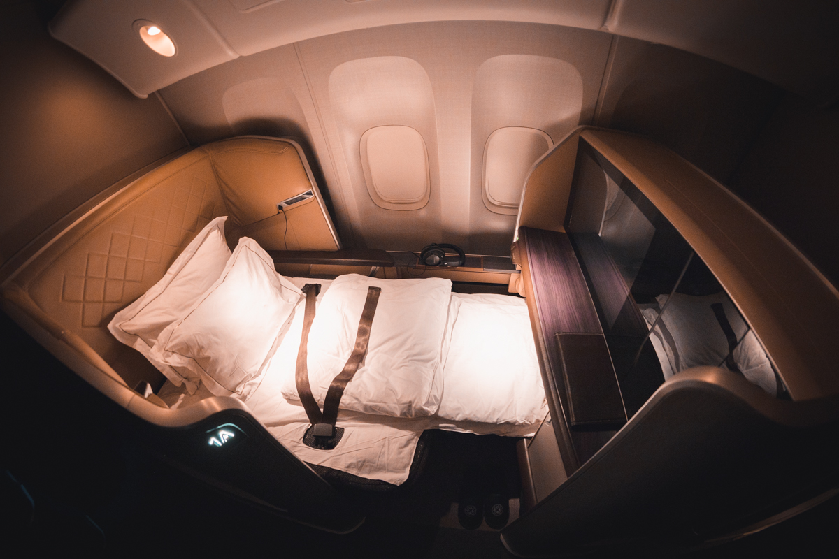 Singapore Airlines Boeing 777 First Class – Flatbed & Linen Singapore Airlines Boeing 777 First Class - Flatbed & Linen