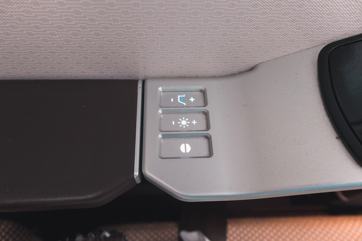 Oman Air Boeing 787-9 Business Class Privacy Screen Adjustment
