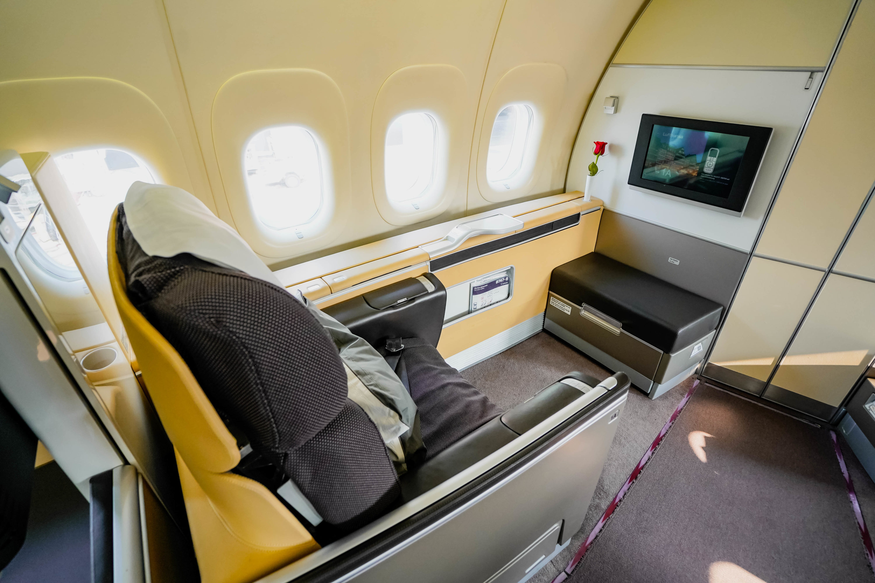 Lufthansa_B747-8_First_Class_Seat_1A_Cherag_Dubash Lufthansa B747-8 First Class Seat 1A - Cherag Dubash