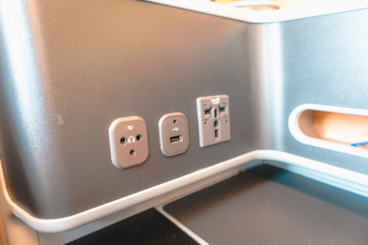 Qantas Airbus A330 Business Class Power & USB