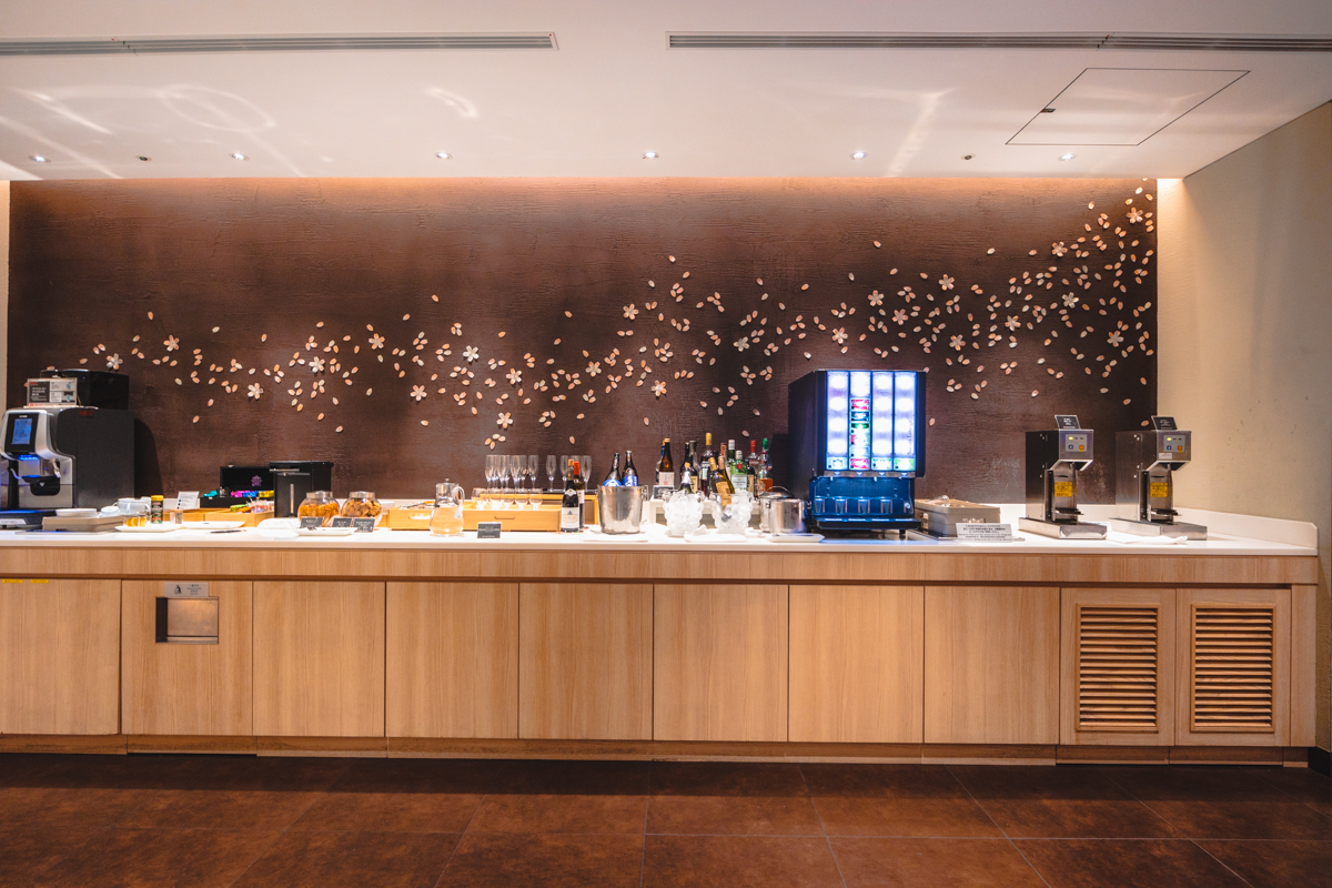JAL Business Class Lounge Haneda Airport Upstairs Beverage Selection