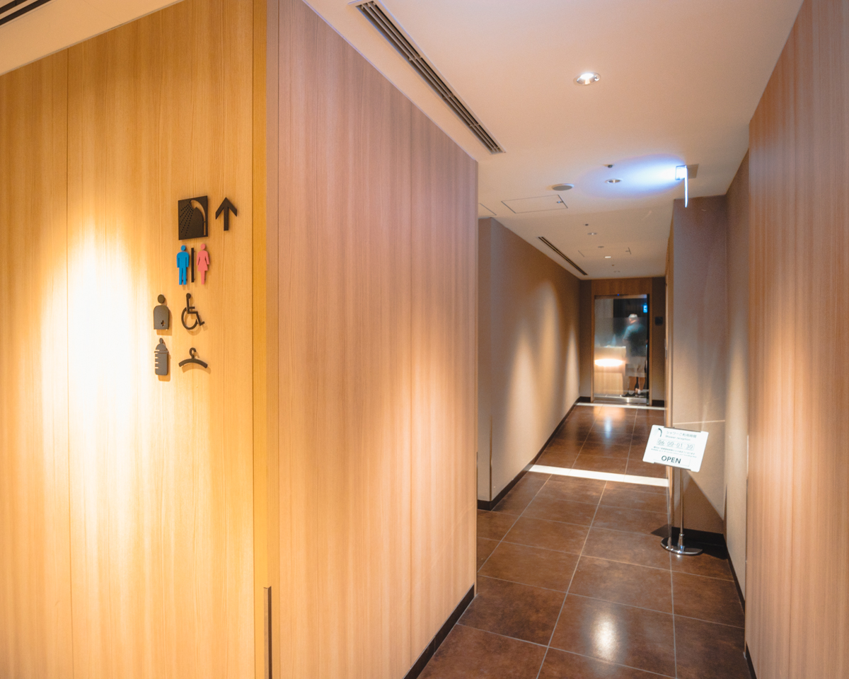 JAL Business Class Lounge Haneda Airport Showers