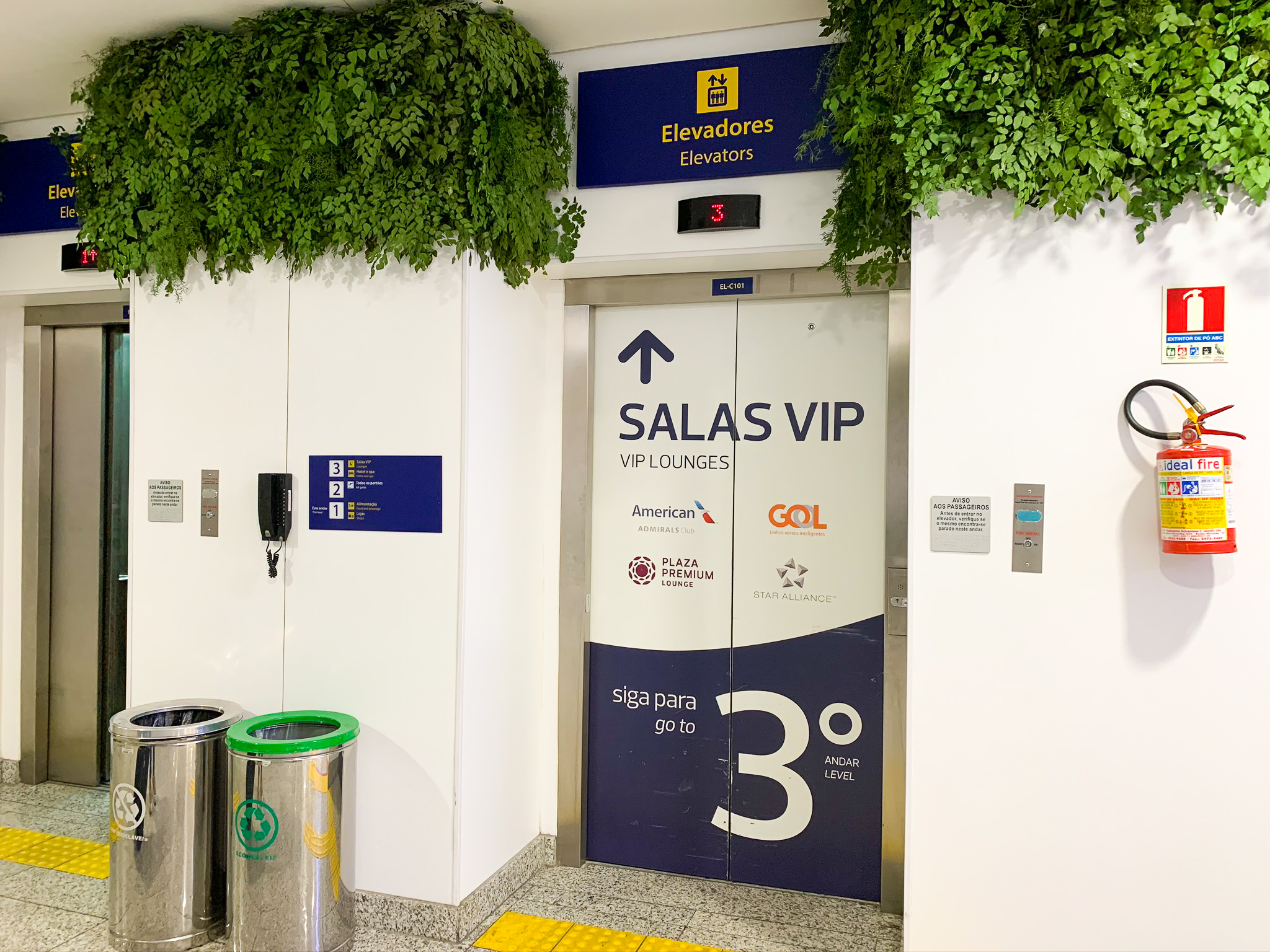 SALAS VIP signs at GIG