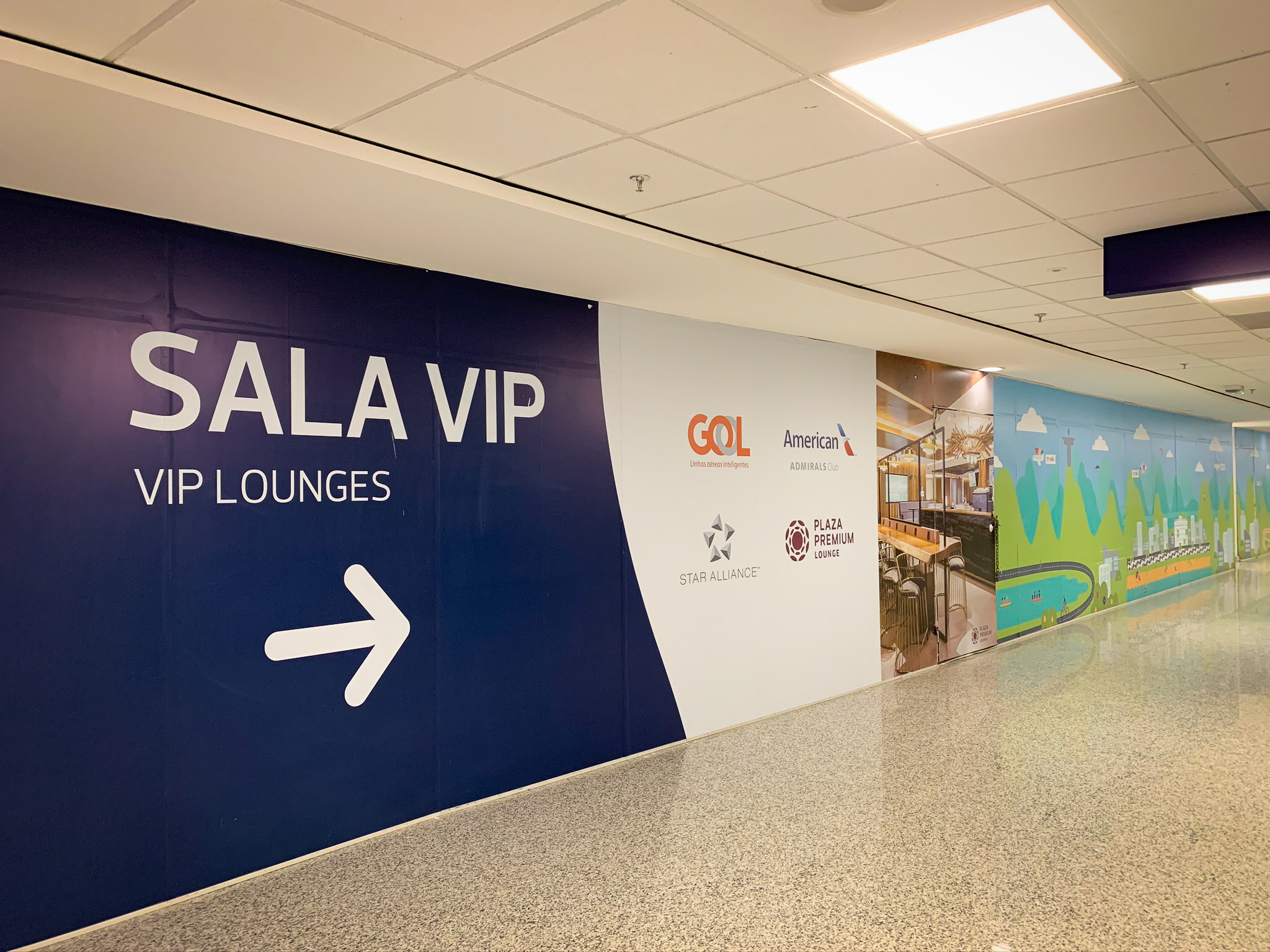 Signs on the 3rd floor towards all of the lounges at GIG.