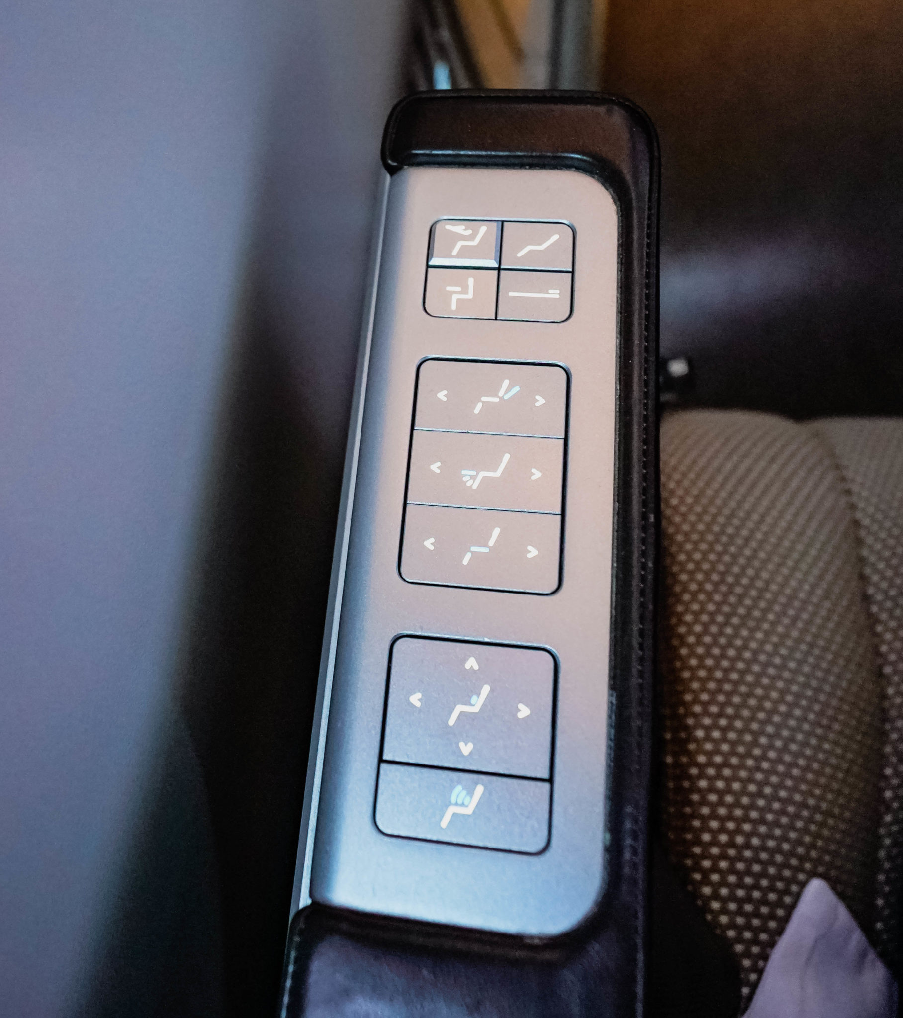 Oman Air B787-9 Business Class --- Seat Controls