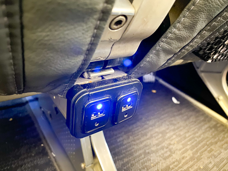 GOL 737 USB Outlet
